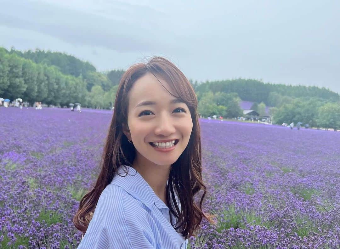 松原江里佳さんのインスタグラム写真 - (松原江里佳Instagram)「🌻少し前の夏休みの思い出を🌻 およそ7年ぶりの北海道へ。 相変わらずの美しさと懐かしさで胸がいっぱいになりました。 ゴルフ旅行だったので観光はほとんどできませんでしたが😌 また近々行きたいです🍉 ❤︎ ❤︎ ❤︎ 旅をすると、その土地への想いが 「憧れ」から「愛する」にかわる気がします。 旅をすることは、愛する場所を増やすことだと思っています🥰 落ち着いたら海外も行きたいなぁ✈️ 世界中を旅して、 世界中を愛せたら素敵だったり。 ❤︎ ❤︎ #北海道 #富良野 #ラベンダー  #むらさきするよ #旅行  #でこ #フリーアナウンサー  #スターダスト  #아나운서」8月23日 21時27分 - erika_matsubara