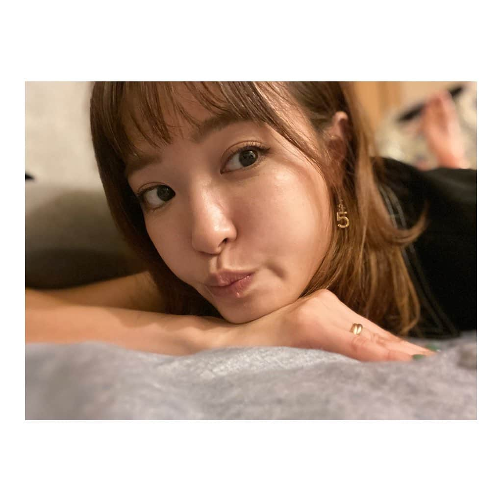 中山こころのインスタグラム：「寝支度する前のだらだらごろごろ  #今日もおつかれさまでした」