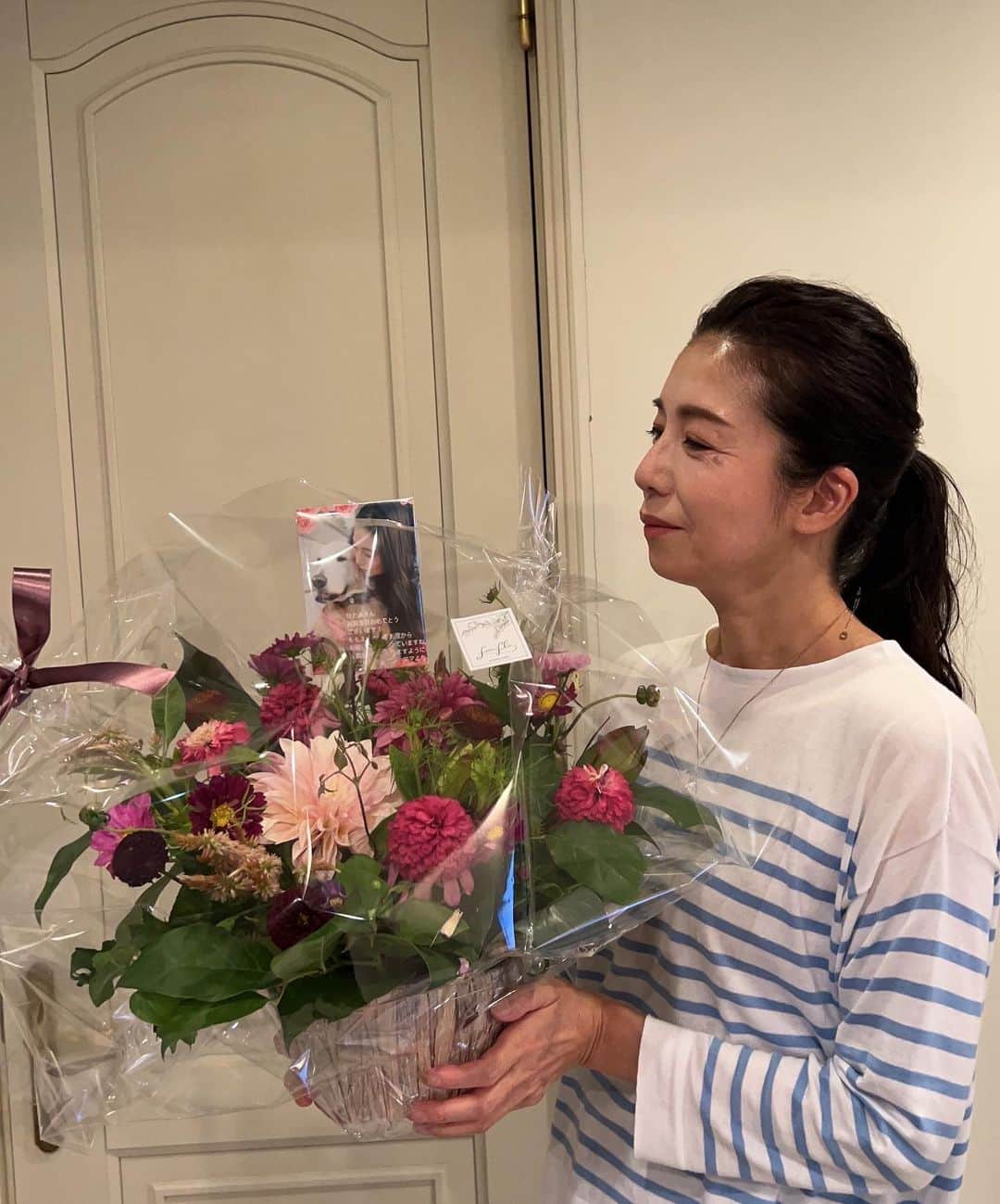 のインスタグラム：「今日のお誕生日にたくさんのメッセージとプレゼントをいただきました💓  ありがとうございました🥰  最後の写真でももえが食べたそうにしているタコ焼きは、実はグルテンフリーのシュークリームなんです🎵 ももえ父さんが買って来てくれました。」
