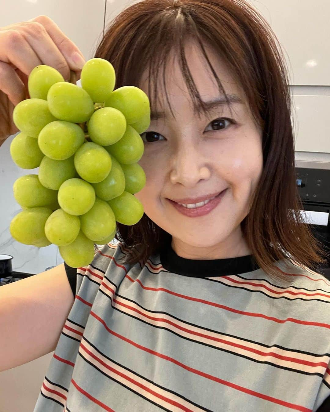 笛木優子のインスタグラム：「最近おいしいシャインマスカットをたくさん食べて、幸せな日々を過ごしております💓💓  ふえふきの字面にどきっとします🍇🥰」