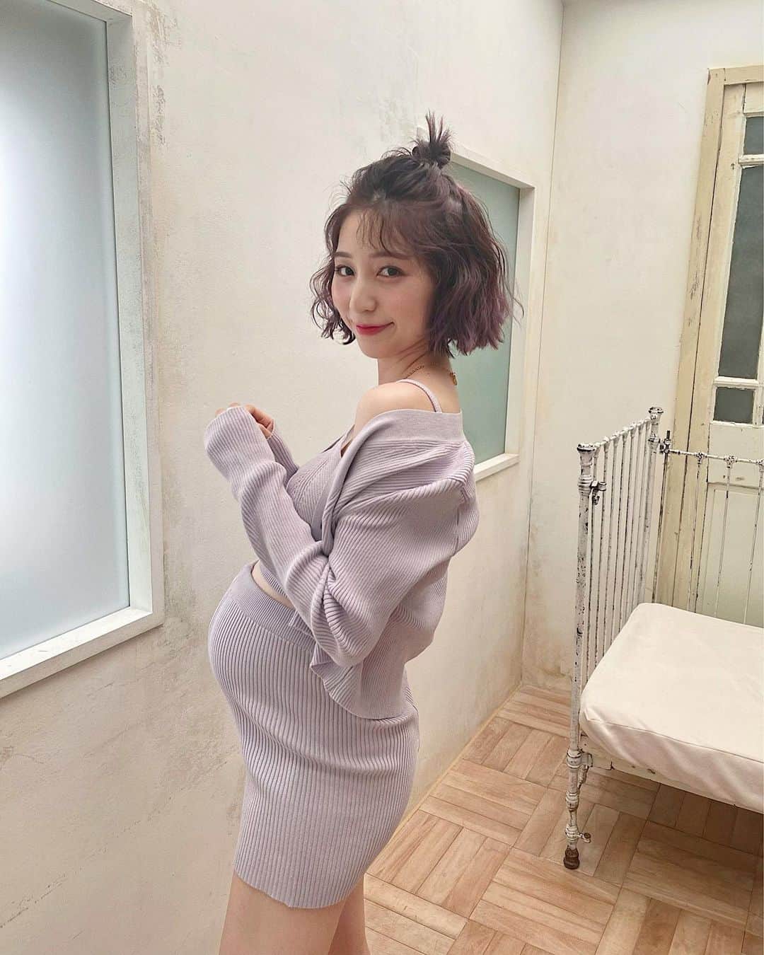 松尾 瞳のインスタグラム：「ぽんぽこりん🤰🏼  マタニティフォト撮影の時の 衣装は @amail_official 💜  #マタニティフォト #令和4年ベビー #女の子ベビー #マタニティコーデ #男の子ママ #女の子ママ #臨月」