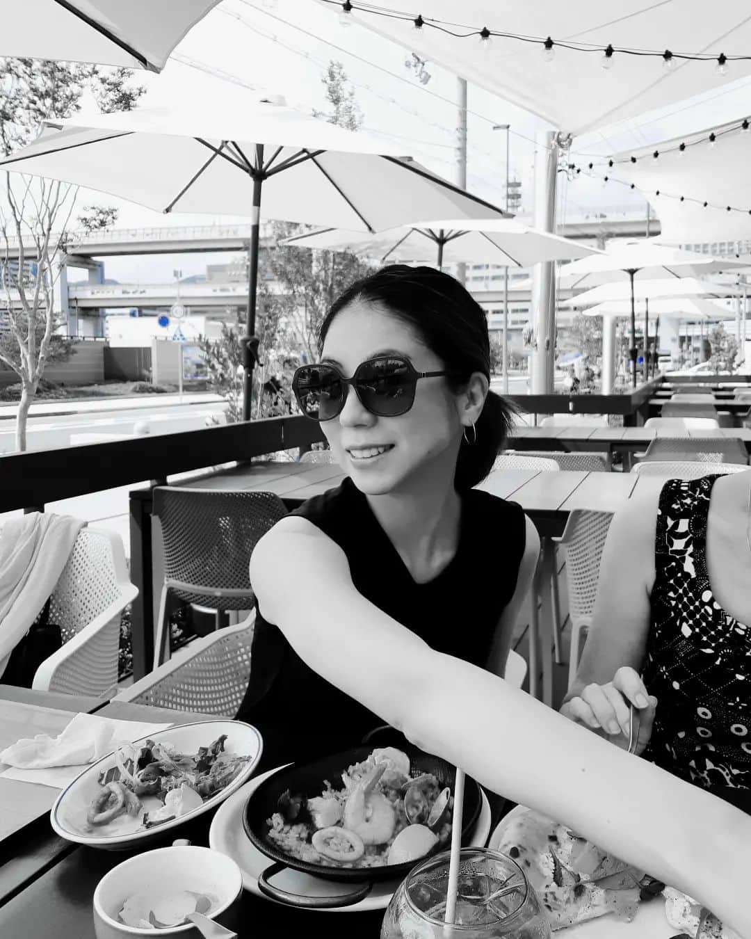 黒坂真美のインスタグラム：「Family lunch...🖤 . ここは外国のような雰囲気で とても気持ちがよかった！ . せっかくだから ロケーションや雰囲気 綺麗なお料理や会話 わくわく感や特別感 食事は楽しみたいね♡ それが人を豊かにする 気がす～る～～🖤 . #黒坂真美 #kurosakamami #family #lunch #kobe #japan #🇯🇵 #🦞 #🍝 #🐚 #🕶️」