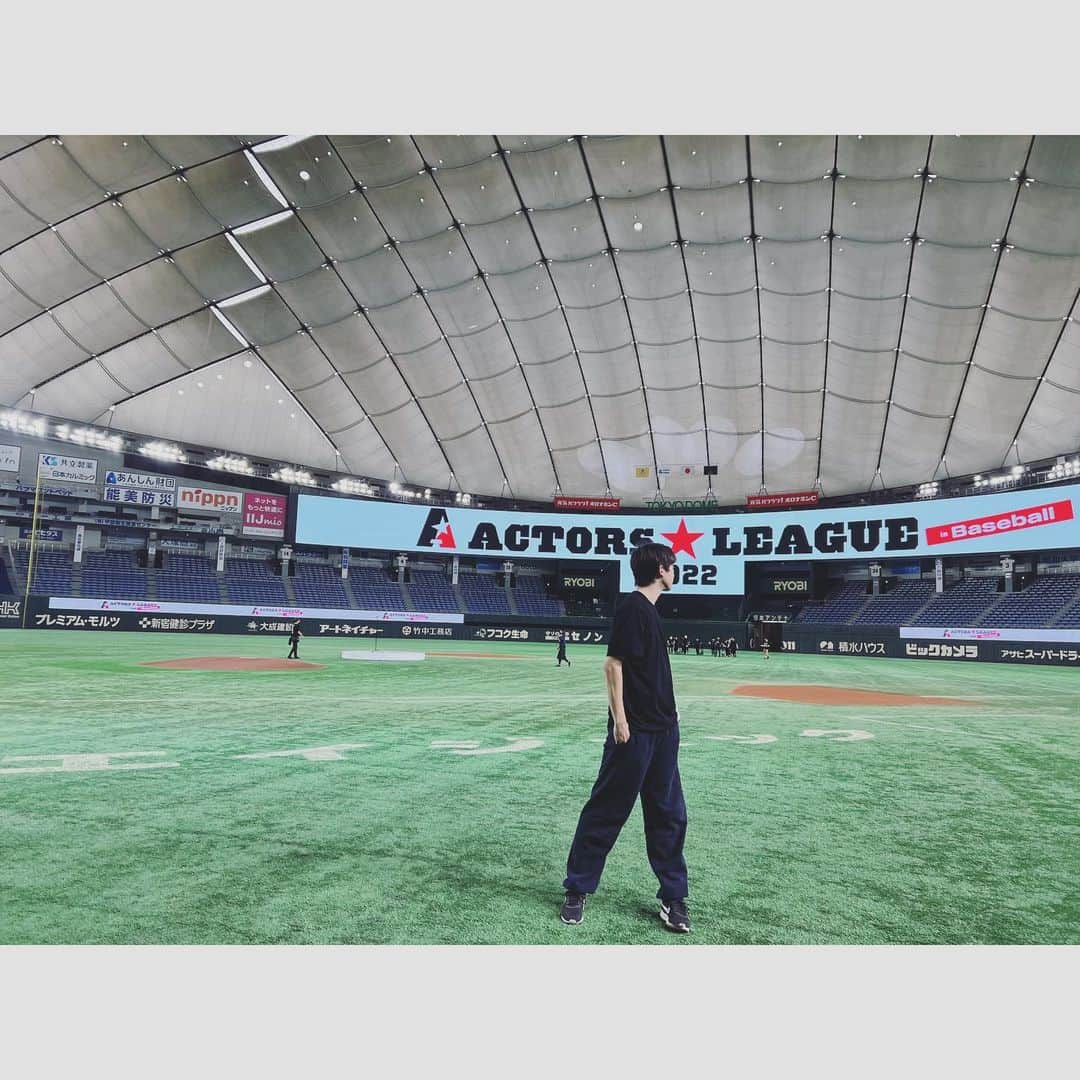 のインスタグラム：「アクターズリーグから一夜 僕達にとっての夢の祭典。 一度負けを経験してるからか ベンチの中は試合開始からガチの目してました。今回からの最強のメンバーも加わりチームの一体感はこのためだけに集められたメンバーとは思えないほどの空気感でした。BLACK WINGSが大好きです。必ずもう一度できますように。 正直こんなにも悔しい気持ちがわいてくるとは思ってもなかったです。 楽しすぎた1日。 皆さんとそんな時間を共有できてよかったです。 本当に応援ありがとうございました。 そして、まりおくん本当にありがとう！！！！！ #アクターズリーグ #BLACKWINGS #10」