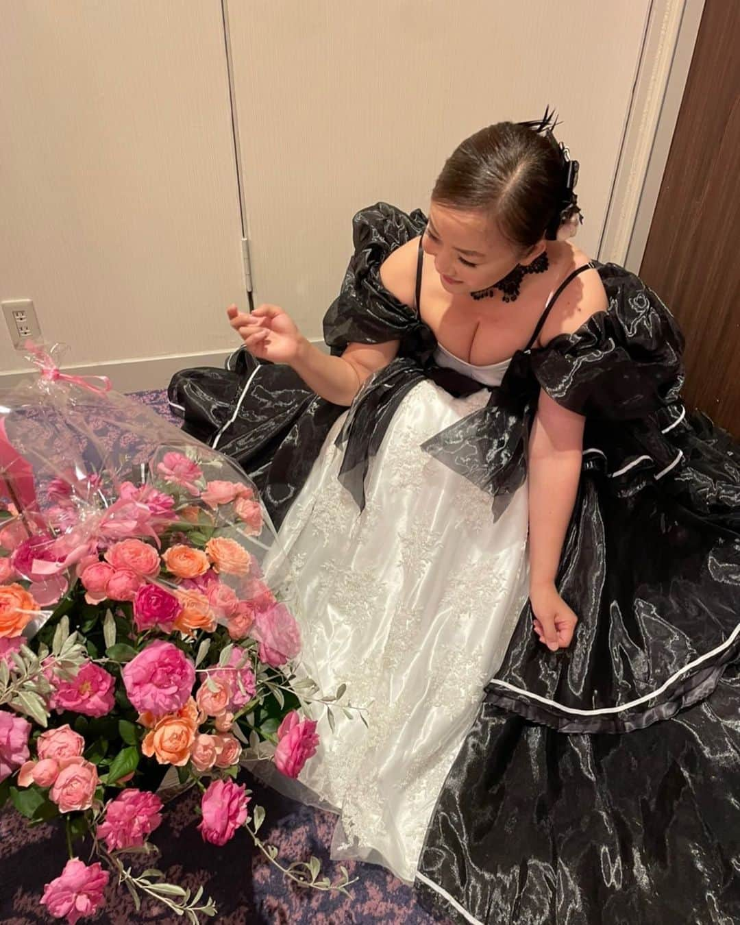 華原朋美のインスタグラム：「スタッフからサプライズ😍 本当に嬉しかった。  私は色んなことがあったけれど  それでも、どんな時でも、  心から感じることは  人に恵まれているなぁと思う事です。  #ありがとう　#❤️ #ステキなバラをありがとうございます #楽屋でパチリ #華原朋美　#人に恵まれている」