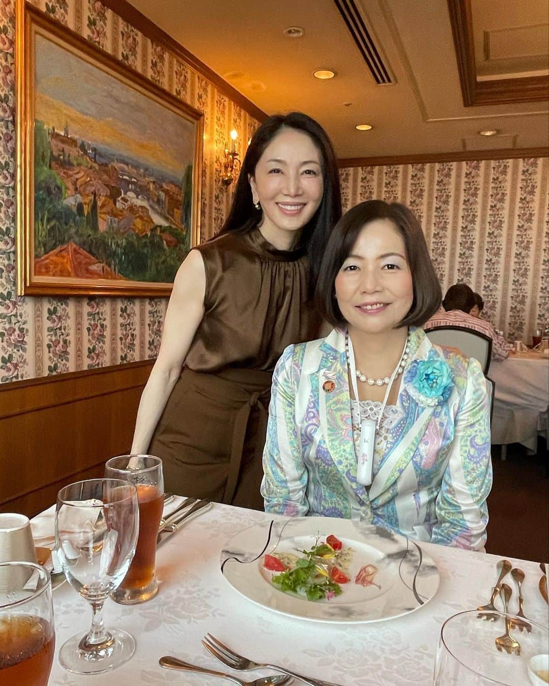坂村かおるのインスタグラム：「本日は、ホテル東日本宇都宮で エルセラーン化粧品株式会社　糸谷社長さんの社長就任3週年と栃木テレビ収録をボランティアキャプテンさん、パートナーさん達とお祝いさせて頂きました。 ・ ホテル東日本宇都宮ディナーのお料理もとても美味しく頂きました、シェフのお勧め仔羊のロースのローストは特に美味しかった💕 ・ 栃木TV放送は9/7（水） ・ イブ6  18:00〜 ・ 栃木TVが見られる方、どうぞご覧なってください！ ・ ・  いつも「いいね！」を頂きありがとうございます。 皆さんのコメントに元気を貰っています😊  #クィーンオブ美魔女 #team美魔女 #美ST #坂村かおる #トータルビューティーアドバイザー #美しく老いる #バランス #美容 #コスメ #ファッション #今日のコーデ #トータルバランス #お洒落な人と繋がりたい #コスメ好きな人と繋がりたい #美意識高い人と繋がりたい #美魔女 #美魔女が変わる #アップデートしてる人と繋がりたい #自分らしくアップデート #栃木TVイブ6 #ホテル東日本宇都宮」
