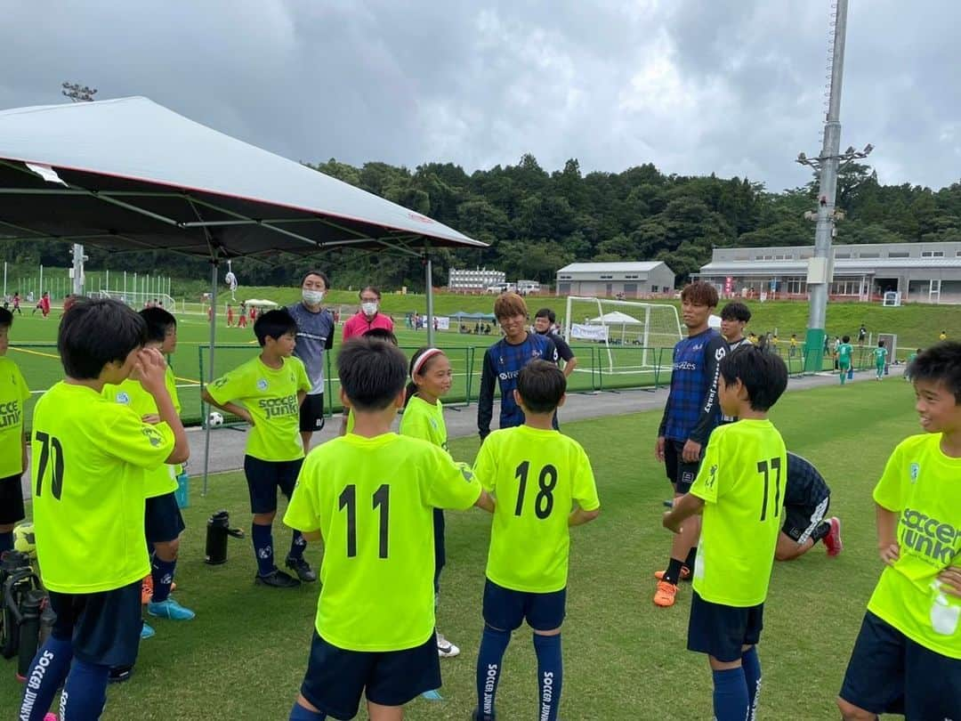 巻誠一郎さんのインスタグラム写真 - (巻誠一郎Instagram)「先日、夏のカベッサ熊本フェスティバル！  2日間で60を超える九州のチームに参加いただきました！！  今回はスペシャルゲストとしてLISEMリゼムさんにも参加していただきました！  各チームにはリゼムさんとのPK対決！ カベッサ熊本の子どもたちはリゼムとのサッカー交流をさせていただきました☆  熊本にユーチューバーの方が来てのイベントがなかなかないので、子ども達は大興奮！！  素晴らしい夏の思い出になったかな？  フェスティバルも様々なチームとの交流戦を通して素晴らしいチャレンジが出来たのではないかと思います。  疲れた中でも、子どもたちの笑顔が印象的でした！  次は誰に来てもらおうかなw？？  スポンサーの皆様もご支援ありがとうございます！！  #カベッサ熊本フェスティバル #熊本サッカースクール #熊本サッカーチーム #カベッサ熊本 #リゼム #リゼムしげ #リゼムけーご #リゼムたか #リゼムしょうへい #リゼムチャンネル #スポンサー様 #サッカージャンキー #東宝ホーム #fbmortgage #加来建設 #ハヤタ企画 #三松物流 #三松産業 #巻誠一郎」8月23日 22時40分 - makiseiichiro9