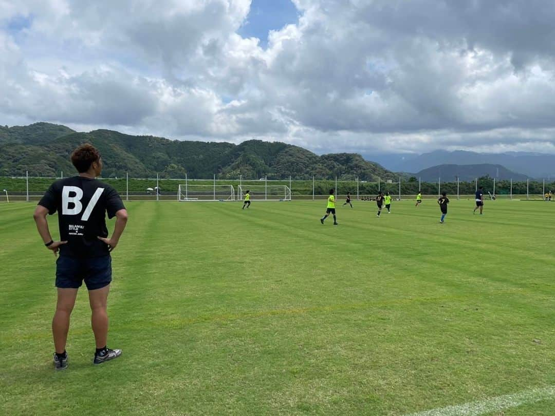 巻誠一郎さんのインスタグラム写真 - (巻誠一郎Instagram)「先日、夏のカベッサ熊本フェスティバル！  2日間で60を超える九州のチームに参加いただきました！！  今回はスペシャルゲストとしてLISEMリゼムさんにも参加していただきました！  各チームにはリゼムさんとのPK対決！ カベッサ熊本の子どもたちはリゼムとのサッカー交流をさせていただきました☆  熊本にユーチューバーの方が来てのイベントがなかなかないので、子ども達は大興奮！！  素晴らしい夏の思い出になったかな？  フェスティバルも様々なチームとの交流戦を通して素晴らしいチャレンジが出来たのではないかと思います。  疲れた中でも、子どもたちの笑顔が印象的でした！  次は誰に来てもらおうかなw？？  スポンサーの皆様もご支援ありがとうございます！！  #カベッサ熊本フェスティバル #熊本サッカースクール #熊本サッカーチーム #カベッサ熊本 #リゼム #リゼムしげ #リゼムけーご #リゼムたか #リゼムしょうへい #リゼムチャンネル #スポンサー様 #サッカージャンキー #東宝ホーム #fbmortgage #加来建設 #ハヤタ企画 #三松物流 #三松産業 #巻誠一郎」8月23日 22時40分 - makiseiichiro9