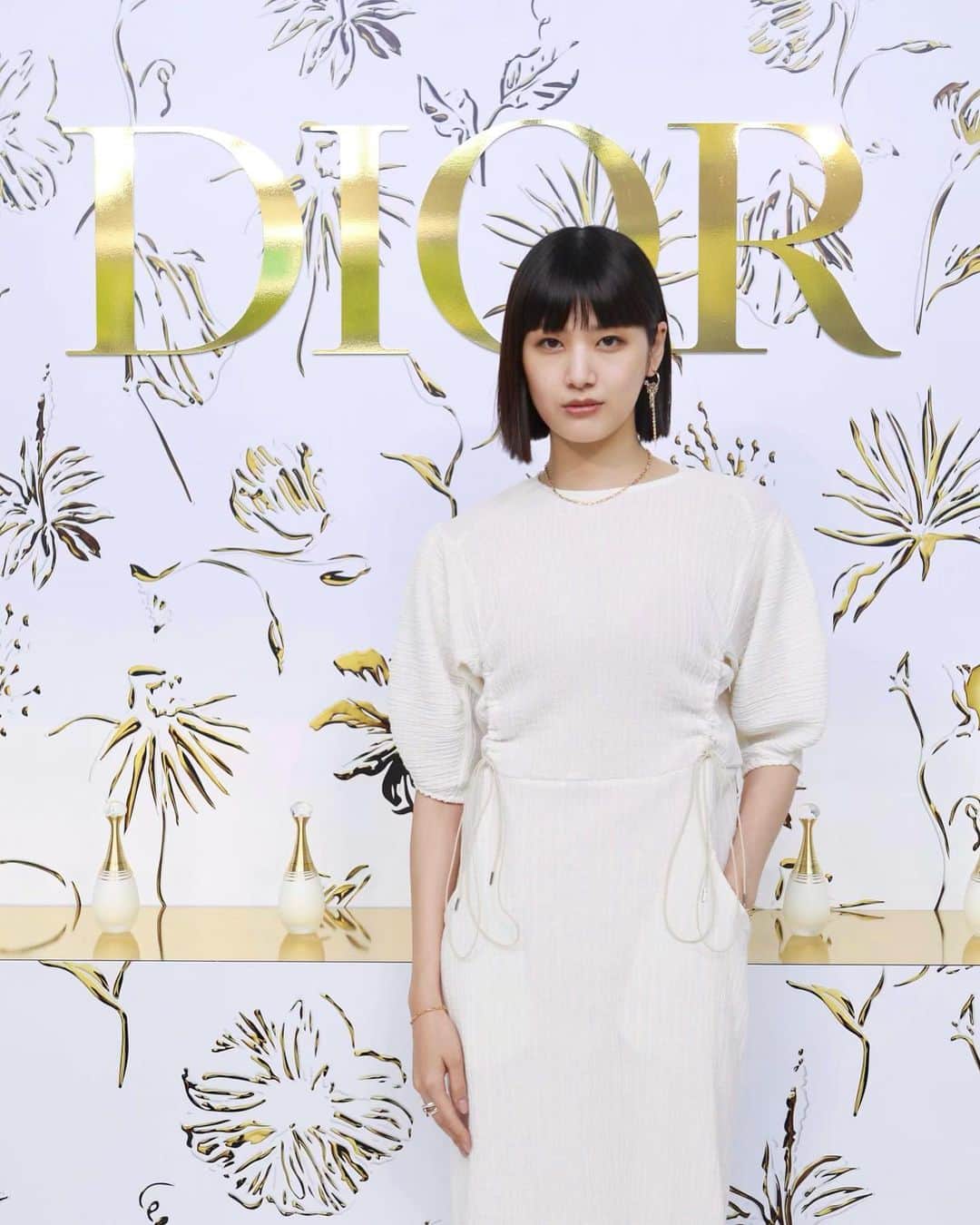 新井貴子のインスタグラム：「DIOR J'ADORE jádore PARFUM DÉAU💎💫  @dior から、 新しい香り”ジャドール パルファン ドー”が 8/26 (金) に誕生。  ウォーターベース且つアルコールフリーならではの軽やかさ、 そして柔らかさを感じました🍃  ジャスミンや花木の香りが肌を柔らかく 新たな心地よさで包み込んでくれる気がします💐 癒されますねぇ🦦💕  @diorbeauty #ジャドール」