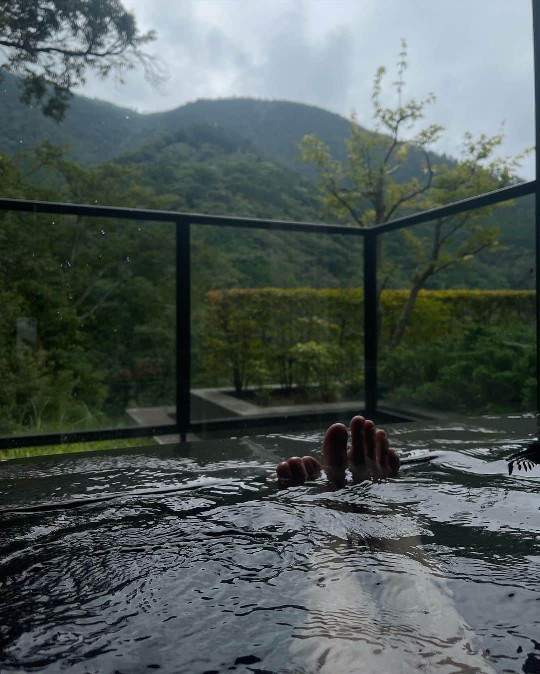 のインスタグラム：「風呂大好き芸人としてやっていこうかな？と思うくらい、風呂好きだなぁ〜。サウナも好きだけど、誰もいないサウナが良いから最近全然行けてない🥲 初家族旅行最高だった！ またお仕事頑張ろう。」