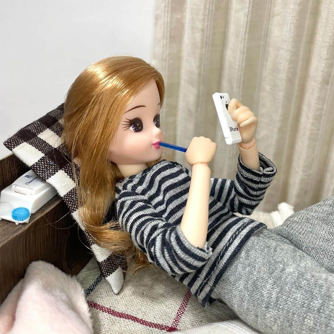 現実を生きるリカちゃんさんのインスタグラム写真 - (現実を生きるリカちゃんInstagram)「スマホをいじりながら歯磨きしてたら15分以上経過している、現実を生きるリカちゃん  #ほぼ手は動いていない #歯ブラシくわえてるだけ #チュッパチャップス状態 #口の中の液体量キャパオーバー #唾液が喉に侵入してくる #口内辛くて限界突破  寝ながら歯磨きしてるとたまに溺れそうになる🥹  ながら歯磨きは虫歯になるから気をつけるんだぞ🌟彡」8月24日 0時06分 - licca_real