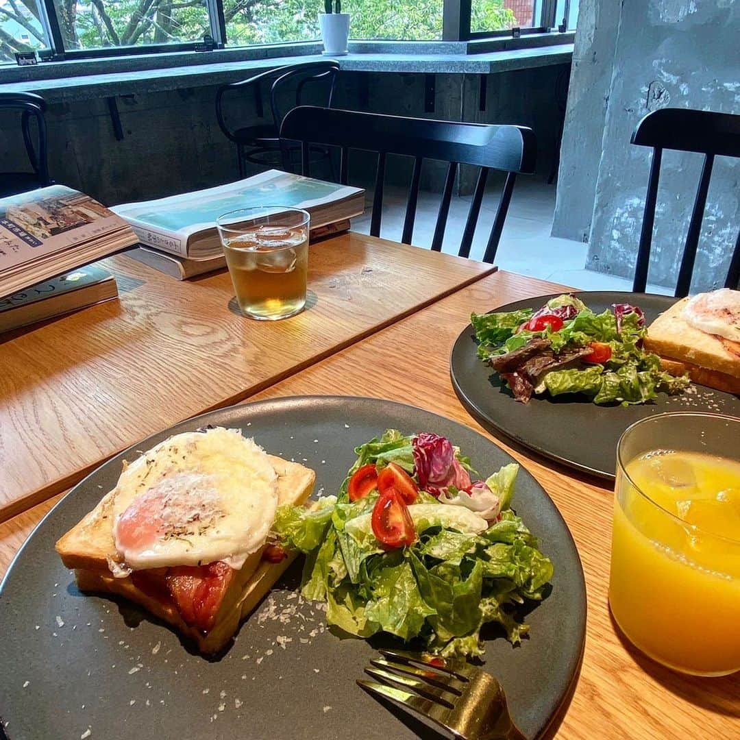 大西遥香さんのインスタグラム写真 - (大西遥香Instagram)「. 建築×図書館×喫茶 店内には、「本棚オーナー」さんが置いていった本がずらり。 それぞれの本棚スペースによって、オーナーさんの趣味や生活が垣間見えたりするのも面白い🧡 お借りして読むことができるので、普段自分が手に取らない本と出会えます📚  #カフェ #喫茶店 #異人池建築図書館喫茶店 #cafe #新潟 #niigata #新潟カフェ #アナウンサー #休日」8月24日 0時01分 - hrka_onsh