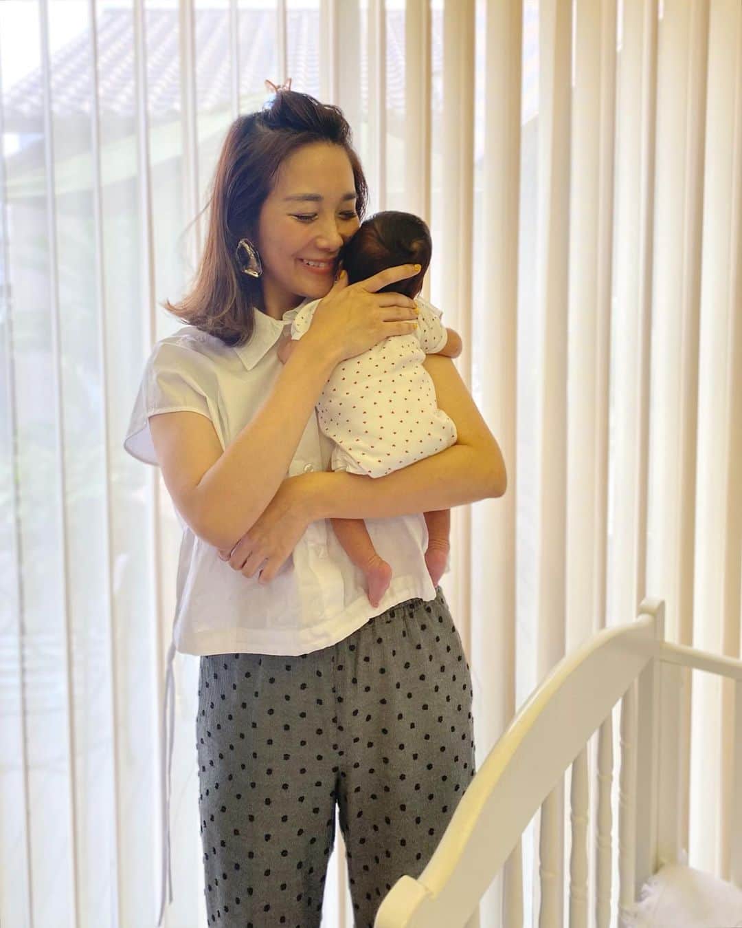 のインスタグラム：「息子の時に撮れず悔やんだのが新生児期の縦抱き姿。どうしてもこのサイズ感の写真を残しておきたくて♡ちっちゃーい（；＿；）♡2枚目はうさちゃんの耳を握りながら寝てる姿にキュン♡あっという間に明日で1ヶ月！すくすく元気に育ってくれてることに感謝です。 #生後29日#新生児#女の子ベビー#女の子ママ」