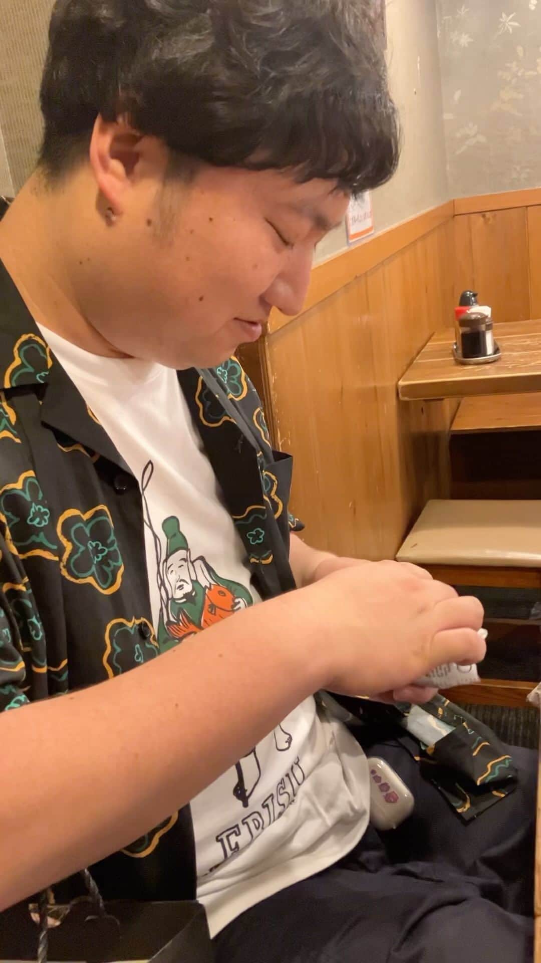 のインスタグラム：「さかさかよーと２人でうさくうに誕プレ渡したんだ！コングラ！無くさずに使ってほしいだなぁ。  ロジャ沖にも直接渡せてないけど2人でドライヤーあげたんだ！」