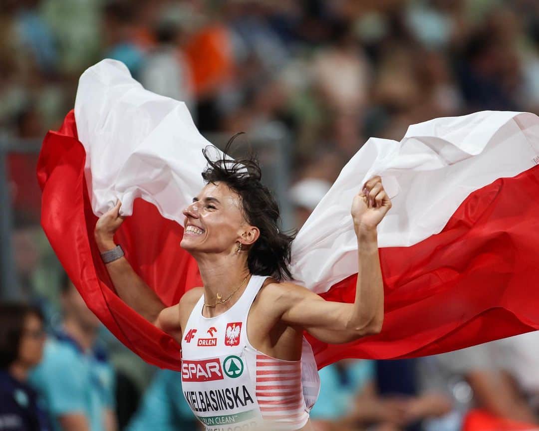 アンナ・キールバシンスカのインスタグラム：「Nie ma nic piękniejszego w sporcie niż satysfakcja z tego czego się dokonało, z tego w co się wierzyło, z tego na co się ciężko pracowało, z tego, że się sobie ufało i pomimo różnych przeciwności brnęło do przodu❤️‍🔥   Fot. : @keithmcclurephotography  @fot.pawelskraba  @runningcreatives  @pkn.orlen  @newbalance  @miasto_sopot  @cwz_sport   #pknorlen #orlenteam #grupasportowaorlen #newbalance #newbalancerunning #biegamwnb #miastosopot」