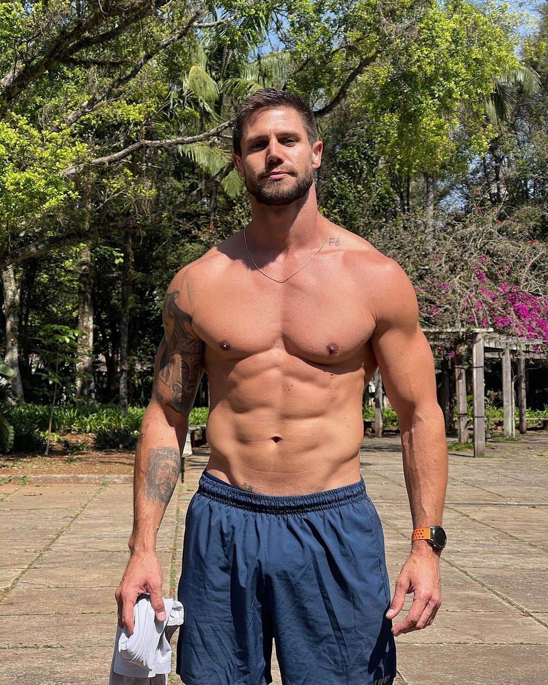 Jonas Sulzbachのインスタグラム：「Hoje teve 😅  #MahamudraBrasil  Ah, o abdominal canivete é um dos meus exercícios favoritos para o abdômen 💪🏼 Qual o de vcs?」