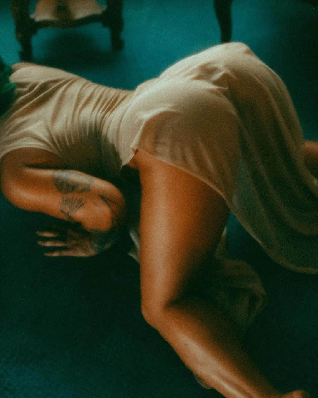 のインスタグラム：「Playing with sheer fabric and shadows. 📸 by @alexandrakacha」