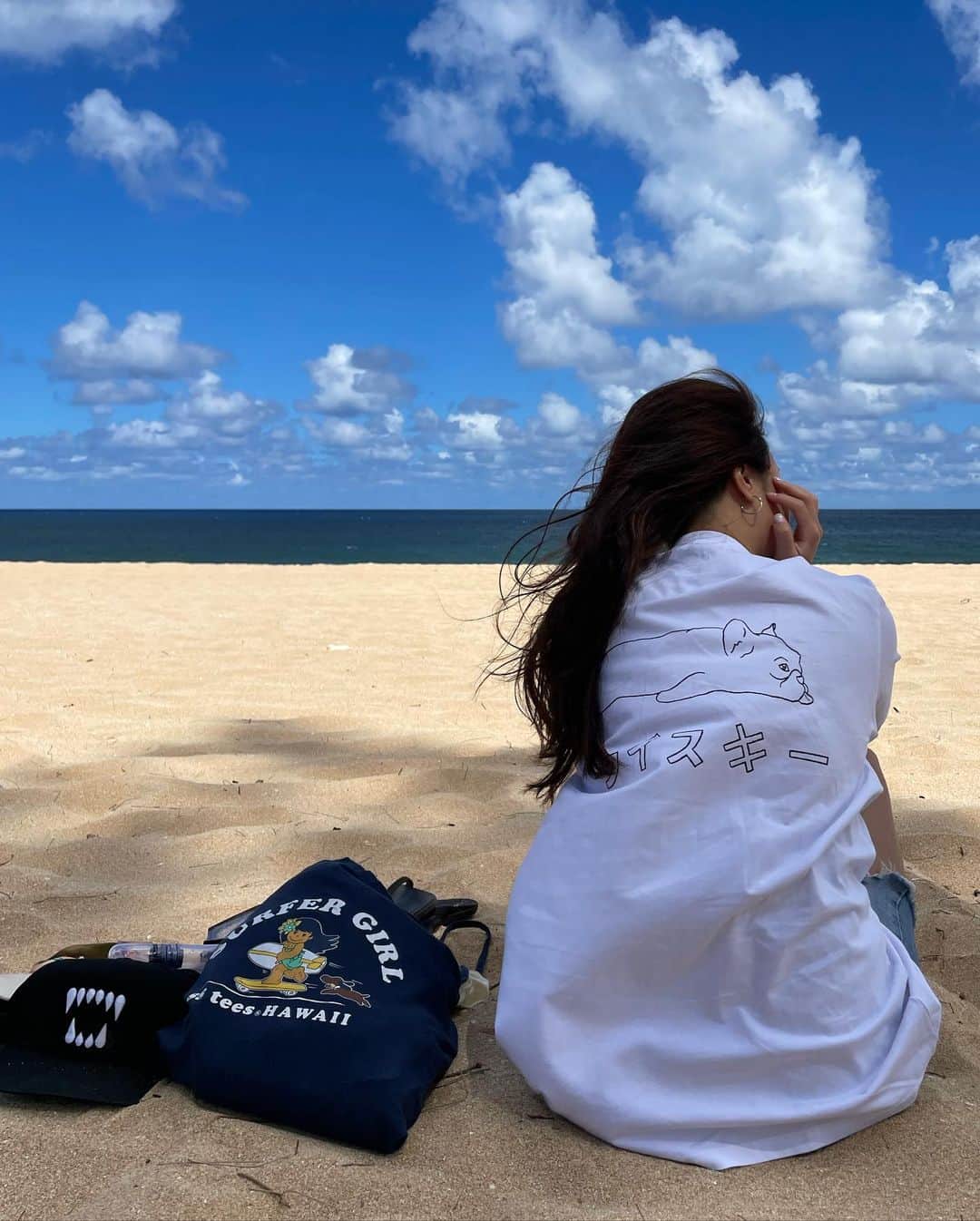 ILAのインスタグラム：「@happygirlinc enjoying beach day 🏖 She is wearing Whisky tee in white. #ilaswim」