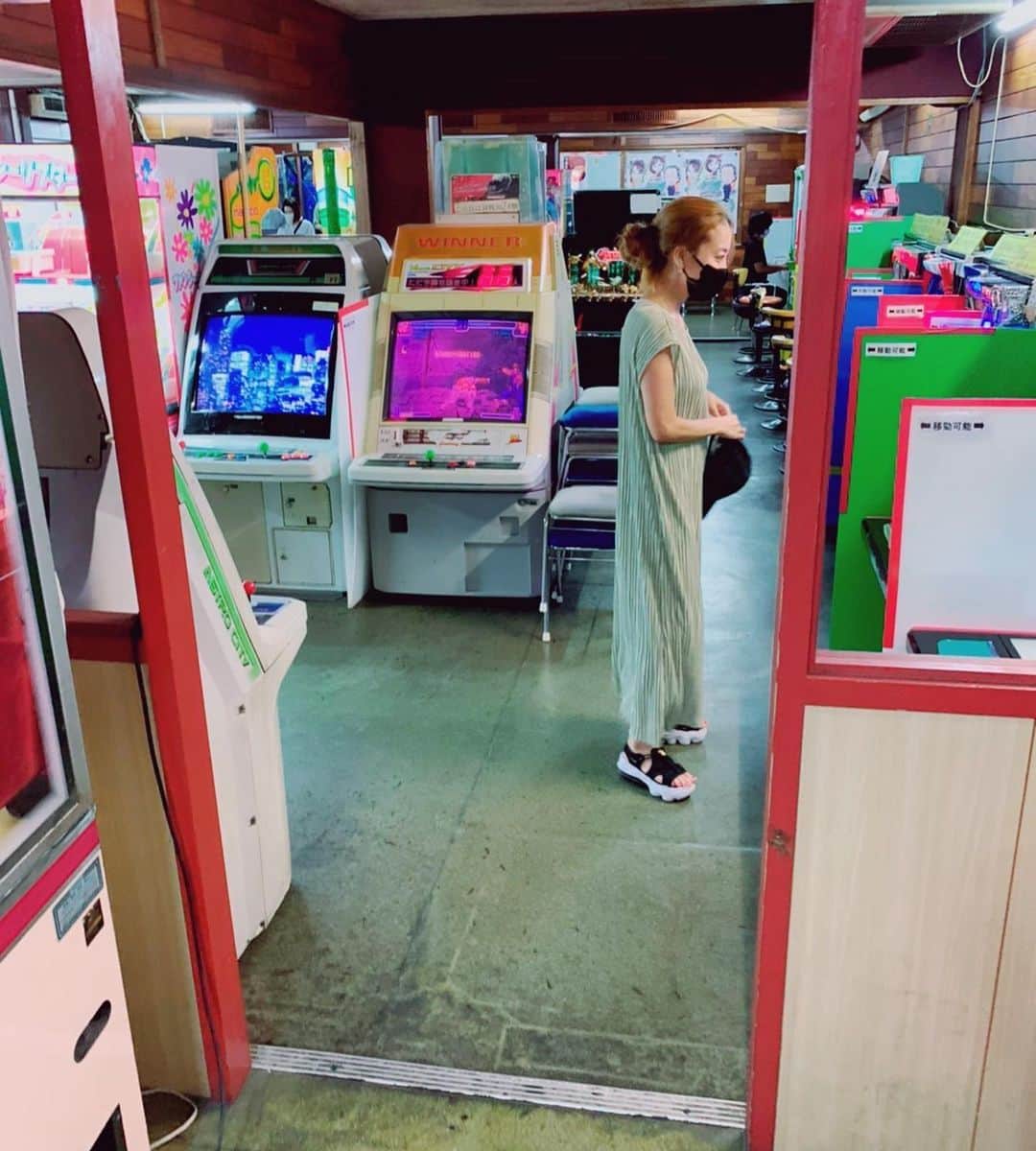 あびる優のインスタグラム：「懐かしさを感じるゲームセンター👾 こっそりアゲ↗︎な私。  忍び寄る #隠し撮り  結果、私気付いた笑  #ゲームセンター」