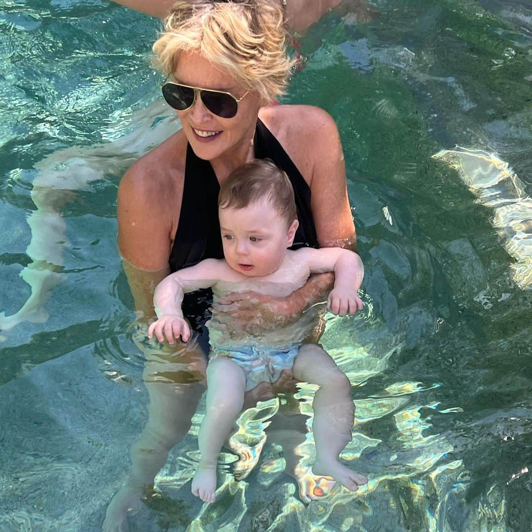 シャロン・ストーンのインスタグラム：「Here we go another (god)kid in the pool  🤍」