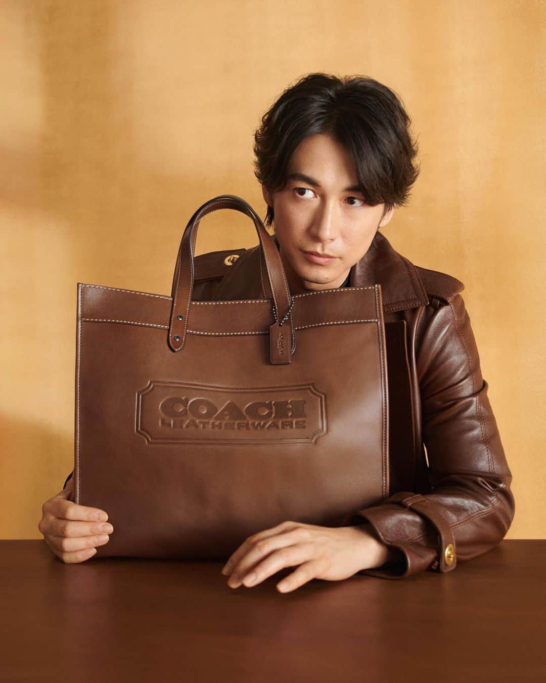 ディーン・フジオカのインスタグラム：「The bright side: no one's gonna have to ask #DeanFujioka where he got this tote. ☝️ The not-so-bright side: everyone's gonna ask to borrow it.  Photographer: @taksugita  #CoachNY」