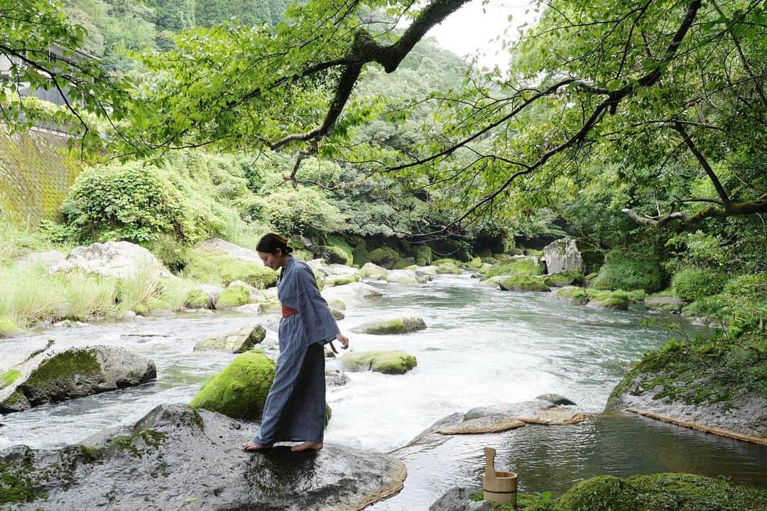 樋口智恵子のインスタグラム：「最高だった霧島の妙見石原荘！お部屋も居心地がよくお食事もとっても美味しい。 特に素晴らしかったのはお肌がしっとりつるつるになる源泉掛け流し加水なしの温泉♨️敷地内に7箇所も源泉があり、地形を生かした様々なお風呂が本当に素敵で！ 川の中にいるような気分になれる大自然の中にある野天風呂、中村好文氏設計や自然木を生かした貸切風呂にお部屋のお風呂...滞在中は何度も浸かって、身体中に効能を染み渡らせました🌿 私の中でBest3に入るお気に入りのお宿に♨️必ず季節を変えて再訪したいです。 . . . . #霧島温泉 #妙見石原荘 #鹿児島旅行 #温泉旅館 #onsen #中村好文」