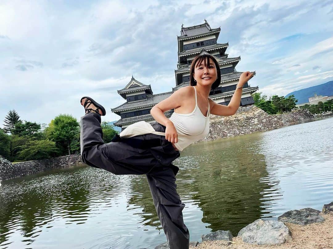 羽生アリサのインスタグラム：「大好きな場所が増えた😊 大切に治されつつも渋いままの松本城が、かっこよかった！🏯 近くに住んでたらきっと毎日眺めながら飲んでた😂 ご飯もお水も美味しかった🙏☺️  #松本 #長野 #松本城 #キャンプ」