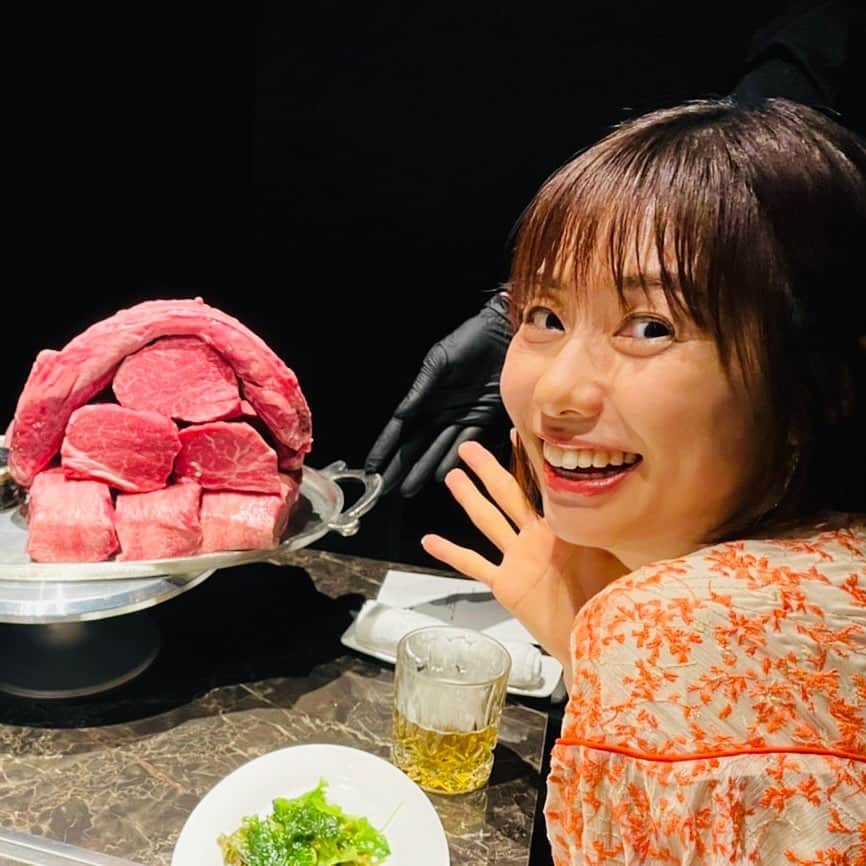 フジテレビアナウンサーのインスタグラム：「. 山﨑夕貴です🌷 私の8ッピーの源は、 ずばり焼肉！！🥩 「何が食べたい？」と聞かれたら、「焼肉」と100%答えます。 夫とのデートもほぼ焼肉です。 お肉に集中したいので、会話に夢中になっちゃう相手とは食べに行けません。 この日も、塊肉を前にしてにんまり🤤  #フジテレビアナウンサー #山﨑夕貴 #8ッピー #焼肉」