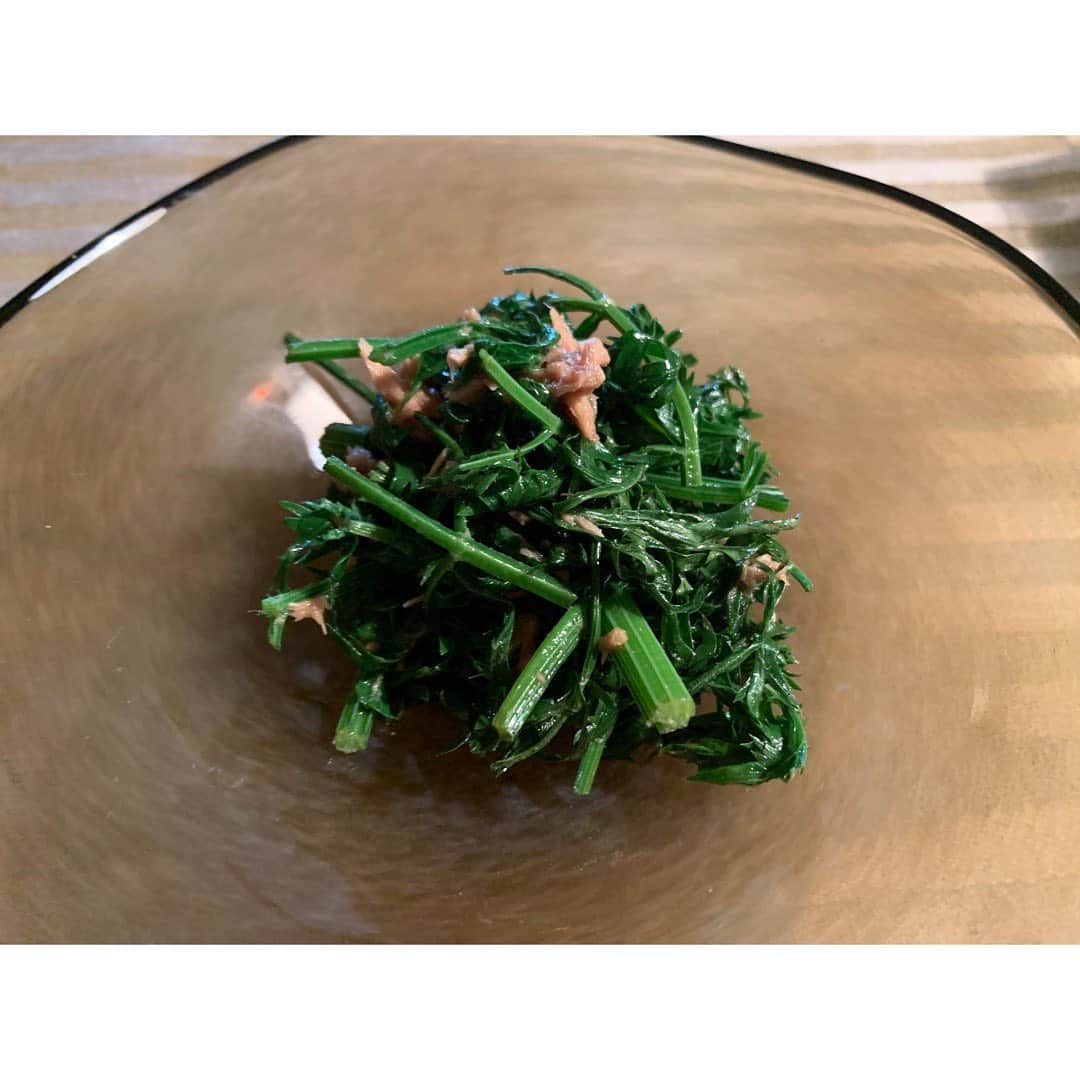 柴咲コウのインスタグラム：「そして、、 人参ができてたぁあ〜 🥕🥕🥕😍😆😍  材料… にんじんの葉少し蒸す 甜菜糖ちょびっと 醤油 ツナ缶オイルきる  ただ混ぜるだけで… やみつきおつまみ(OvO)♡♡♡  茎の硬めのところは人参の実と炒めて塩味醂醤油できんぴら風に。  人参の葉っぱはスーパーではなかなか手に入らないので、 私にとってこれはごちそう。  Carrot leaves are the best appetizer and main dish for me🍴🥕」