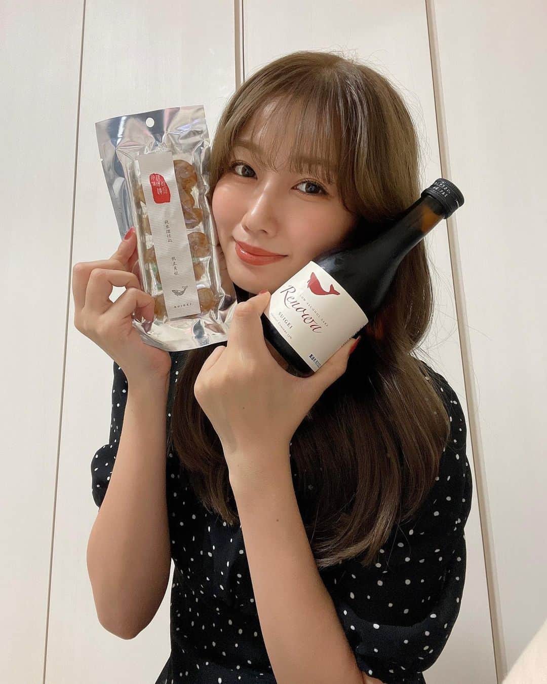 水越愛華のインスタグラム：「明日20:00〜🤍  記念すべき第10回 ほろ酔いインスタライブします🍶  今回は 第8回の時に選んだセットと🫶🏻  みてね〜🥰  #酔鯨#日本酒#お取り寄せグルメ #PR」
