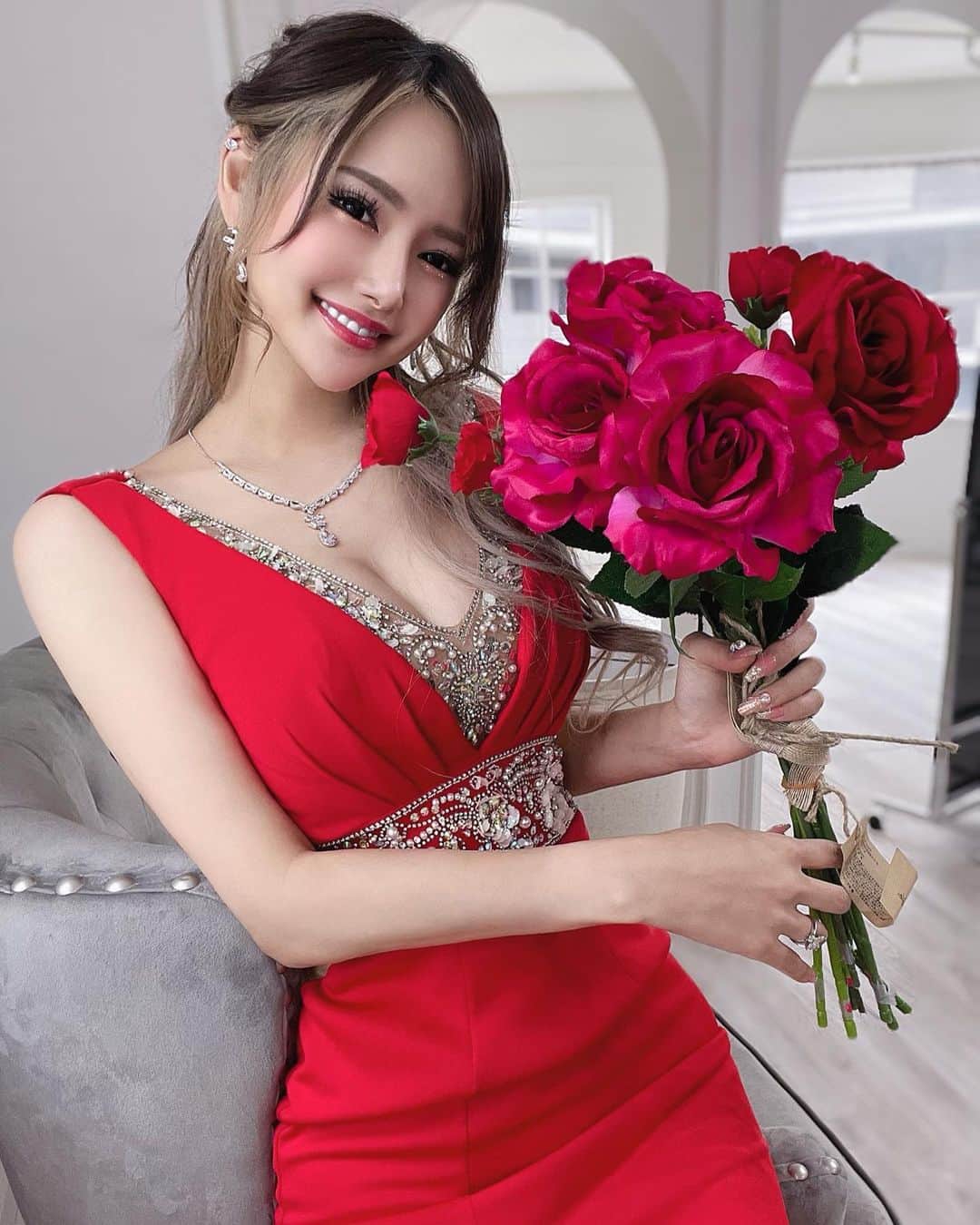のインスタグラム：「.  お花もらって喜ばない女の子っていないよね🌹‪‪❤︎‬ この先あと何回もらえるかな😍？  久しぶりの赤♥️♥️ 予約販売始まったよー👠✨️💫💫 @angelr_dress   #angelr  #model  #photography  #new  #dress  #happy  #flower  #red  #드레스  #모델  #촬영  #エンジェルアール  #ドレス  #新作  #葉月芽生」