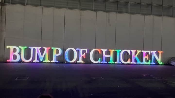 澤田亜紀のインスタグラム：「★★BUMP OF CHICKEN LIVE 2022★★ Silver Jubilee at Makuhari Messe 02/10-11 ⁡ 25周年記念ライブ🎉🎉 幕張メッセ2days  ⁡2時間のライブはあっという間で、とても⁡幸せな時間でした。。。 ⁡ セットリスト  アカシア HelloWorld 天体観測 なないろ ギルド イノセント Flare 銀河鉄道 リトルブレイバー 才悩人応援歌 Aurora ray ファイター メーデー ⁡ 〜アンコール〜 クロノスタシス 木漏れ日と一緒に(新曲) ガラスのブルース くだらない唄 ⁡  #silverjubilee   #bumpofchicken   #25周年ライブ ⁡ #バンプオブチキン  ⁡ #幕張メッセ ⁡ #藤くん ⁡ #チャマ ⁡ #ヒロ ⁡ #ひでちゃん ⁡ #ガラスのブルース ⁡ #くだらない唄  #過去ピク   #時差スタグラム」