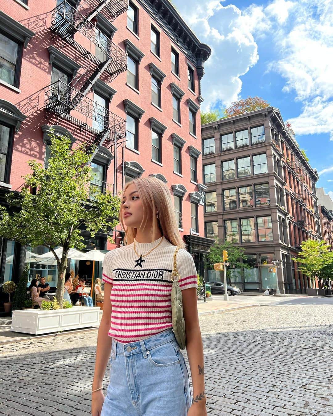 リリーマイマックのインスタグラム：「Not Portofino but the Italian food is still good here 🍝🍕🗽 loving my new shirt & new bag @dior #GiftedByDior」