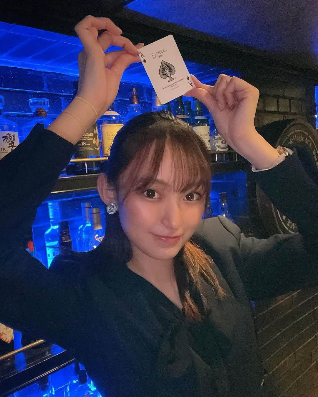 御寺ゆきさんのインスタグラム写真 - (御寺ゆきInstagram)「この度ご縁があり、銀座にある #マジックバーACE（エース）という所で定期的に出演することになりました🪄 . 昔出演していたマジックバーはコロナの影響により閉店してしまい、皆さんに中々報告ができず落ち込んでいたのですが、店長が銀座に新しく出店しました💖‼︎  . こちらのお店ではカウンターでのマジックショーとなります！隠れ家のような居心地の良い雰囲気のお店です☺️。自分自身の技術向上と沢山の素敵な出会いができればなと思ってます🃏❤️ . 是非サプライズや接待、カップルやご家族の方などお気軽にお立ち寄りくださいっ😊😊💕素敵な時間をお届けします💕💌 . #マジック #マジシャン #マジックバー #銀座 #エース #magic barACE #女性マジシャン #カウンターショー #御寺ゆき」8月24日 20時02分 - terashi1220