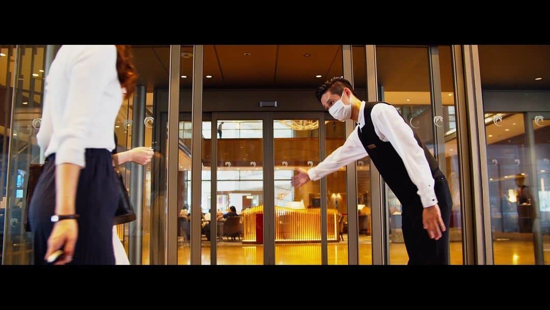 ヒルトン大阪 Hilton Osakaのインスタグラム：「〜One day in Hilton Osaka〜  ヒルトン大阪で過ごす、特別な1日を動画でご紹介✨  お部屋から都会の眺望を臨みながらの朝食、ワインやこだわりの料理、カクテルを飲みながら聞くライブ演奏など、ヒルトン大阪ならではの非日常的な体験を🍸  日常のスパイスとなるような、幸せな時間を覗いてみませんか？  動画のフルバージョンは @hiltonosaka のYouTubeチャンネルで。 ＝＝＝ #ヒルトン大阪 #HiltonOsaka #大阪旅行 #大阪ホテル #ホテル #ホテルステイ #ホカンス #ステイケーション #女子旅 #hotelstay」