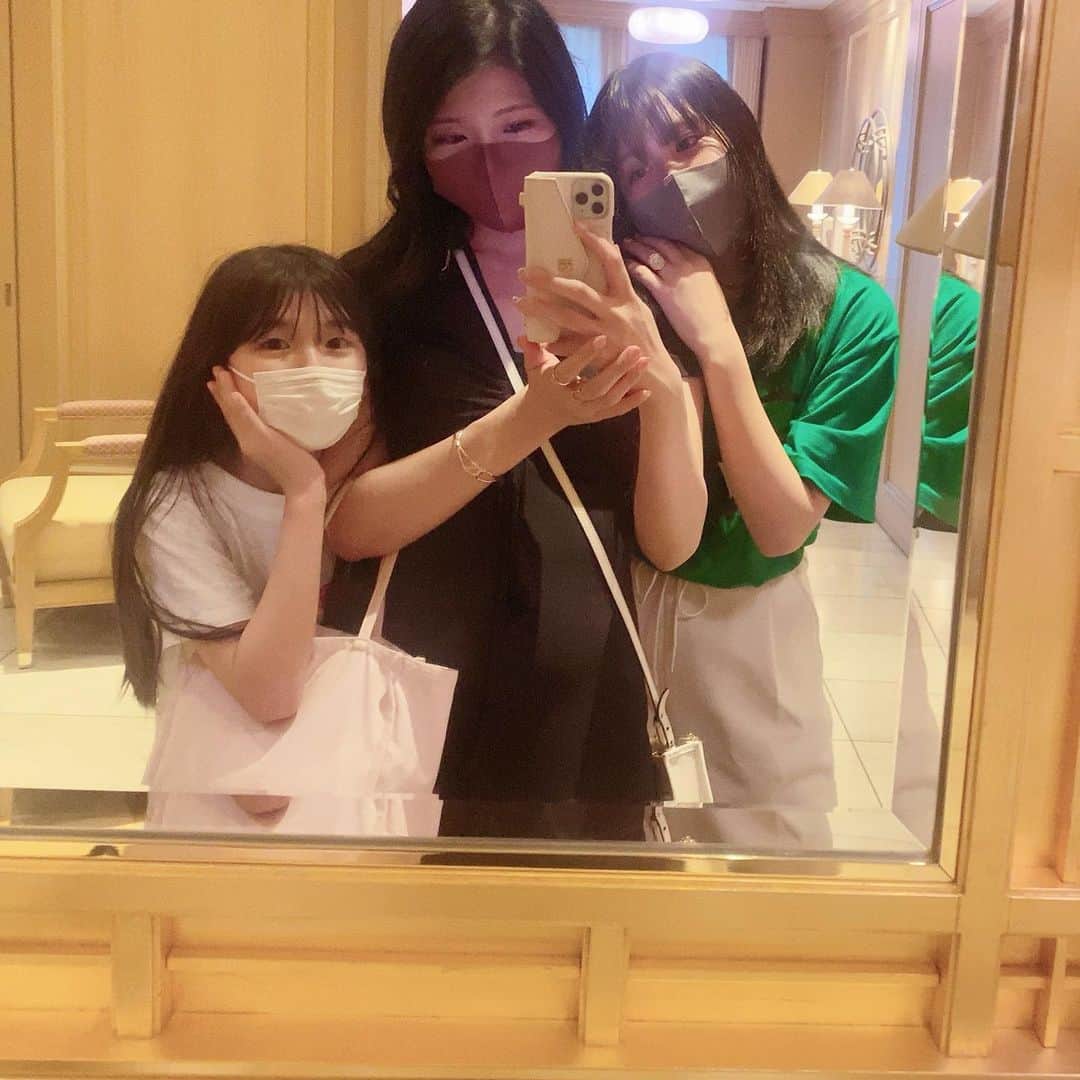 のインスタグラム：「いたずらっ子がいます😂😂 夏休み最後にちょっと遠出できてよかった🥹ママ体調悪くなった時間から迷惑かけてごめん😣  #親子 #ゆわももチャンネル #いたずらっ子だれかな？ #小学生女子  #中学生女子  #30代ママ」