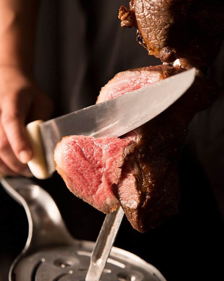 RIO GRANDE GRILL公式さんのインスタグラム写真 - (RIO GRANDE GRILL公式Instagram)「毎月29日は“肉の日”ですね🍖  今月も“肉の日”はぜひ、当店自慢のジューシーで柔らかなお肉を心行くまで食べ、美味しく楽しいひと時をお過ごしください✨  皆さまのご来店をスタッフ一同、心よりお待ちしております🥰  ※写真はイメージとなります _/_/_/_/_/_/_/_/_/_/  プロフィールのURLより、各店WEB予約を承っております💻 http://riogrande.createrestaurants.com/jp/  #riograndegrill #リオグランデグリル #リオグランデグリル横浜 #リオグランデグリルイクスピアリ #リオグランデグリル恵比寿 #リオグランデグリル六本木 #シュラスコ #シュラスコ食べ放題 #食べ放題 #食べ放題ランチ #お肉 #お肉好き #お肉料理 #肉の日 #お肉大好き #肉好きな人と繋がりたい #肉好き男子 #肉好き女子 #肉好き #恵比寿グルメ #六本木グルメ #イクスピアリ #横浜グルメ #ブラジル料理 #ワインに合う #ビールにあう #美味しいお店 #美味しいご飯」8月24日 20時04分 - riograndegrill_official
