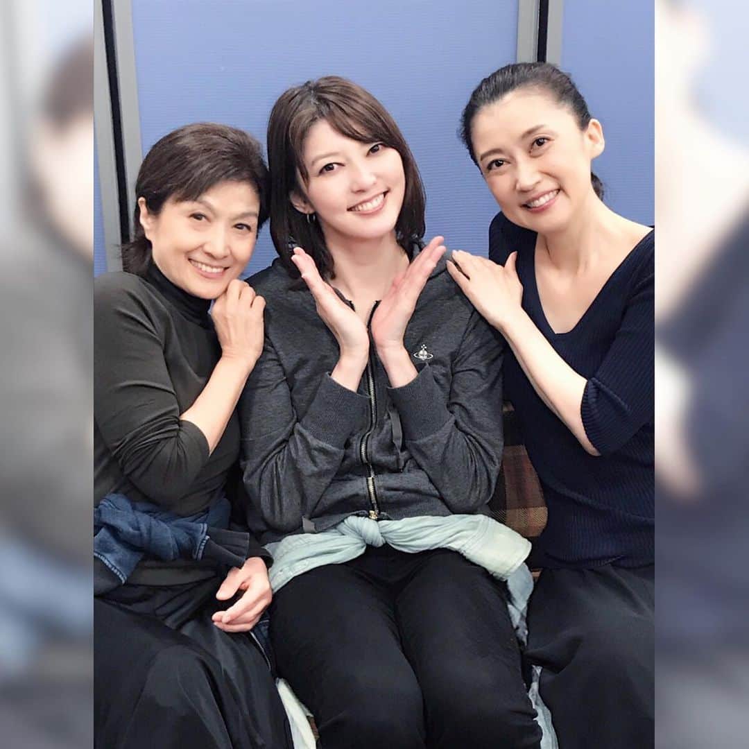のインスタグラム：「. 久野綾希子さん 私は、「でこさん」と呼ばせていただいてました 大好きなでこさんと共演させていただいた時の想い出は数えきれないほどあります  ON YOUR FEETのコンスエロおばあちゃん Little womenのマーチおばさま、カーク夫人 ローマの休日のヴィアバーグ伯爵夫人 どのお役にも、でこさん自身のあったかくてチャーミングなお人柄がブレンドされていて大好きでした  写真は 1枚目、でこさん、いづみさんとオンユア親子3代でプログラム座談会の時に撮ったもの 2枚目、オンユア家族写真 3枚目、リトルウィメン 大千秋楽  この眩しい笑顔が大好きです  私が落ち込んでる時 励ましてくださったこと 2人で水炊きを食べながら 人生について女優について語ってくださったこと、忘れません たくさんの愛をありがとうございました ずっとずっと大好きです  今日はでこさんのお誕生日。 さみしい…」