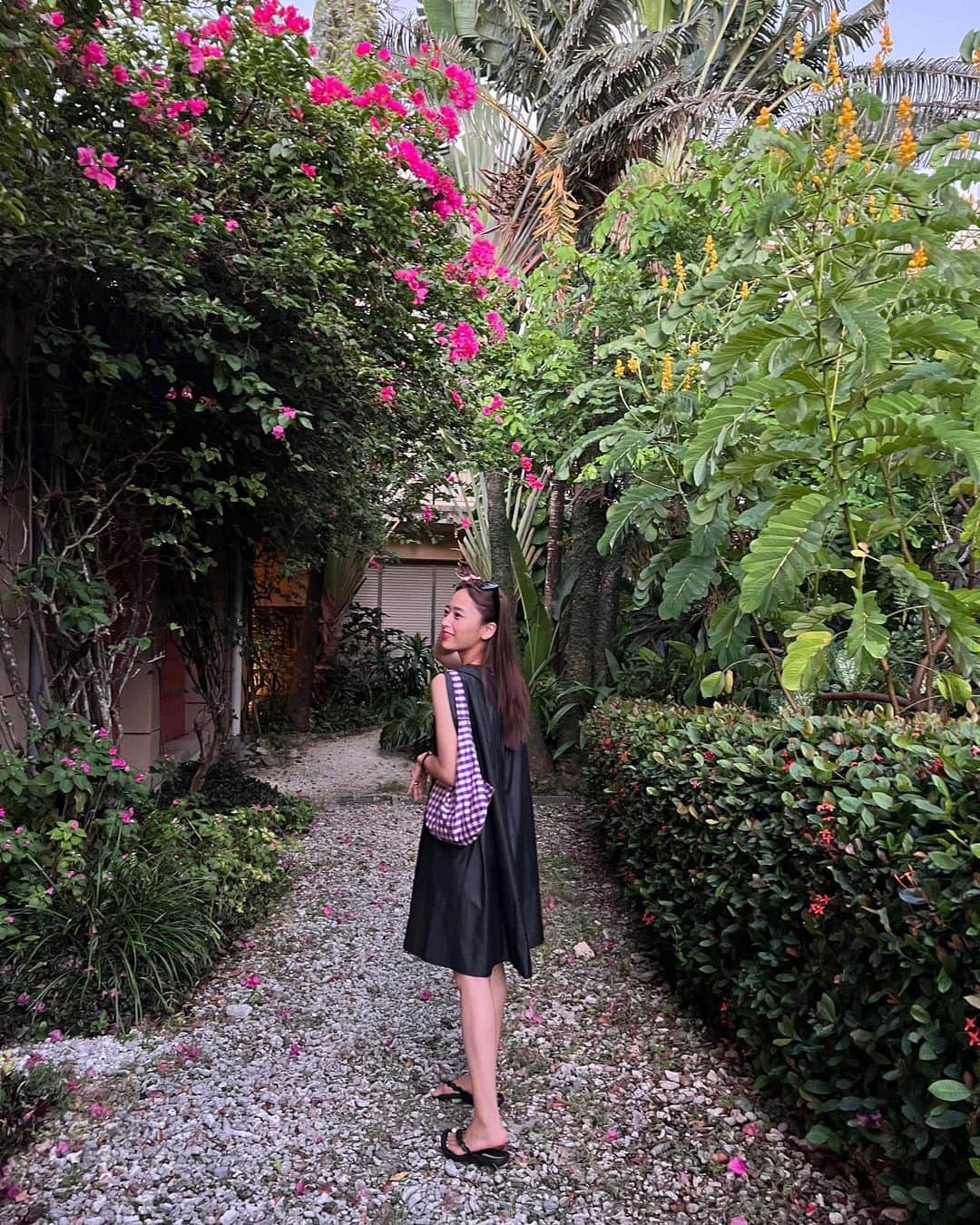 近藤千尋のインスタグラム：「もう夏が終わるねぇ🌈☀️  今年は子供達の夏休みに合わせて たっぷり休んで、そのあとは たっぷりお仕事して、 あっという間の夏だったなぁ🥰✨ 夏の終わりってなんか切ないよね🙂笑  あと1週間で幼稚園も始まるし 色々とリズムが戻りそうですね🤍 娘たちがスクールに行ってる間🏫 私は収録して参ります🫡💓  載せたい写真がたまってるから そろそろ恒例の複数枚投稿しよかな。笑  いい？笑（＾ω＾）❤️」
