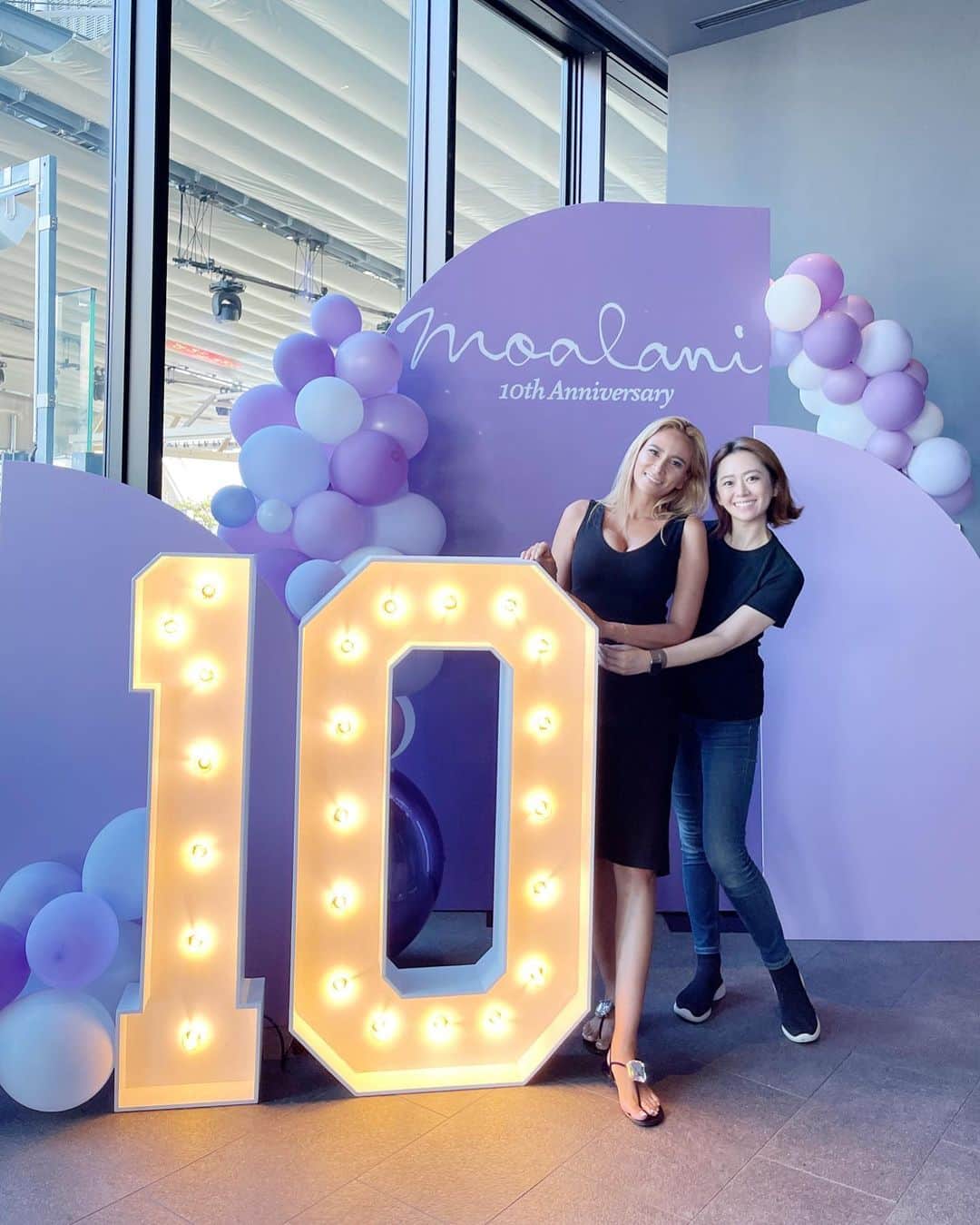 安藤成子のインスタグラム：「改めて moalani 10周年おめでとうございます✨ ・ 女性としてはもちろん経営者として本当に大尊敬する先輩MALIAさん @malia_xxx  この10年きっと沢山いろんなことがあったと思います！ でも本当にMALIAさん率いるANELA&moalaniの皆さんのチーム力、結束力にいつも感銘を受けてます✨ ・ そんなチームを作ってるMALIAさんは本当にすごいです✨ いつも色んなこと相談させてもらって、私が尊敬する数少ない女性経営者の1人です‼️ ・ そして女性としても離婚の時もいろいろ話聞いてもらったりw 私はしてないけど子育ても近くでいろんなこと見てきて本当にMALIAさんの子育ては素晴らしいなと‼️ ・ 経営者としても、女性としても、母としても生きてるMALIAさんのような女性になるにはまだまだまだまだですが 私も常に前向きに前進して頑張らないとなといつもパワーもらってます✨ ・ 写真は設営で私ボロボロの格好ですが😅 どんな時でもいつでもキレイなMALIAさんみたいにかっこよく出来る様に頑張る所から始めなきゃな🤣w ・ 2枚目の写真は10年前のmoalaniの前のLino の1周年のpartyでのMALIAさんとの写真‼️ 私も来年で会社設立10周年なのでこの10年前と今のを見比べて少しは成長したかなと自分を褒めて、スタッフはじめ、弊社の店舗やサービスをご利用してくれるお客様へ沢山の感謝の気持ちと更なる労働環境、サービスの向上を目指して  更なる高みへ行けるように自分をもっとアプデしてANELAみたいにチーム力を強化していかないとなと思ってます💪🏻 ・ そしてMALIAさんの新しいスタートを心から応援してます🛫✨ ・ @_ayaaa19_  @akane_godo 引き続きなんでもやるんでいつでも呼んでください🎈❣️🙌🏻」