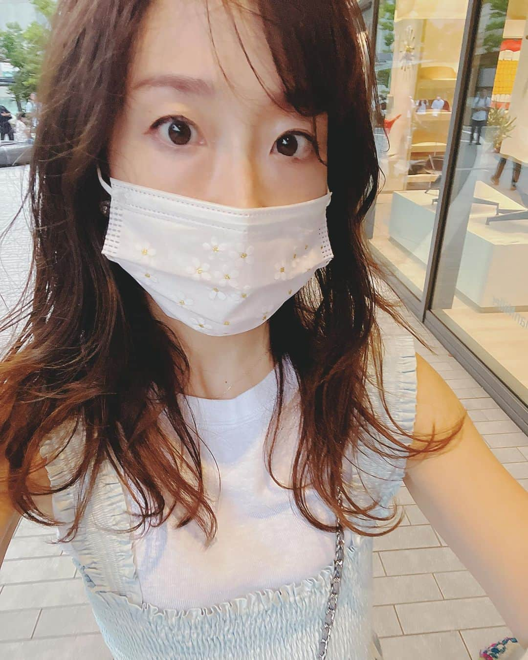 松尾翠さんのインスタグラム写真 - (松尾翠Instagram)「帰省中は すながっちのところへも行けて 髪の色が落ち着きました💇‍♀️  @sunaga_kenji   まだまだ暑いけど 色味はそこはかとなくアッシュ 秋の足音・・💫  すながっち「うちらが昔からいう情緒ってさ あれつまりエモーションで、 てことは、エモいだよね笑」  み「たしかにー！」  という話✨ エモいって、すごいわ。  15年前にはなかった言葉。 でも言葉の内側にある感覚的なものは きっと今も昔も変わらないのね✨  さて14時からはじめての おためしYouTubeライブです😆 @senseofwonder_kyoto  はじめの一歩！ URLはプロフリンクか、ストーリーより🙏 もしくは YouTubeで松尾翠センスオブワンダーで検索してもらえるとでてきます✨  朗読などもまたやっていきたいなー📚💫 エモい朗読。  #minx原宿 #秋色 #オトナ #情緒  #senseofwonderkyoto #センスオブワンダー京都 #はじめの一歩#エモい」8月24日 12時01分 - midori.matsuo_official