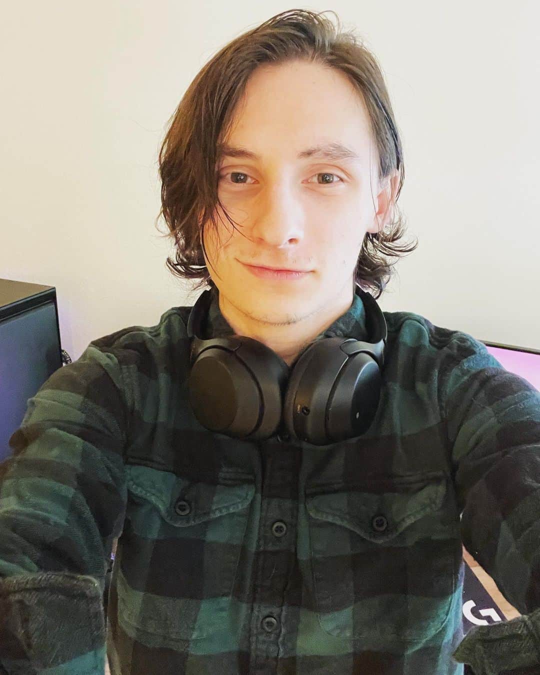 ジャレッド・スコット・ギルモアのインスタグラム：「I am live on Twitch for the launch of Sumeru in Genshin Impact, going to experience 3.0 for the first time with y’all. So come hangout in chat! Link in bio! #genshinimpact #Twitch #Live #Streaming #onceuponatime #henrymills #streamer」