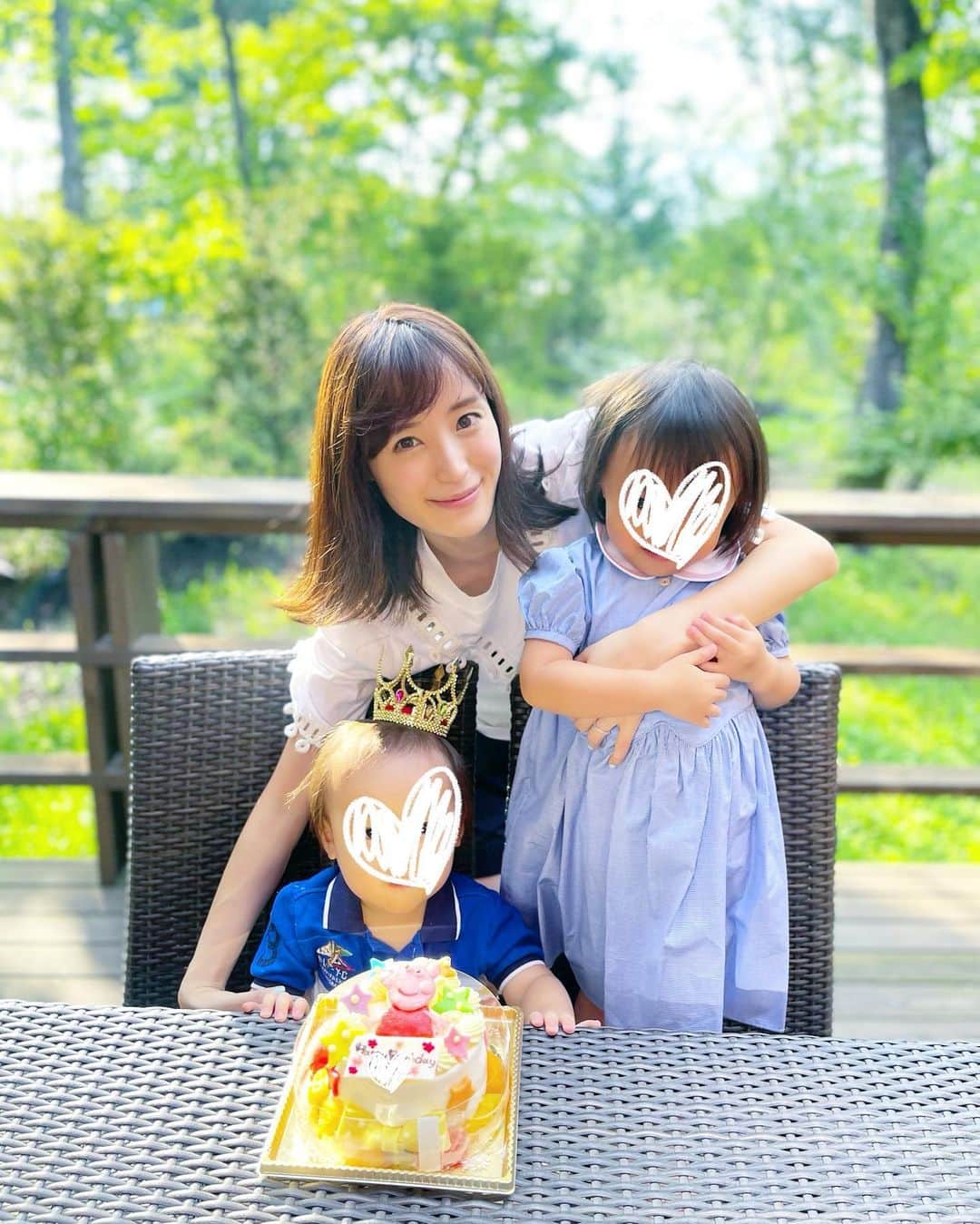 小林真由のインスタグラム：「息子のお祝いケーキはpeppa pig一択🐖🎂 ペッパピッグの弟のジョージと息子がかぶるので家ではジョージと呼んでます🥳 ⁡  今回の軽井沢は娘のサマースクールメインだったのでほぼホテル周辺で生活。息子にとっても(パパにとっても笑)自然があればそれだけで十分で、私も特に何もしてません🙏🏻 ⁡ ⁡ 毎日行きたくないと言い続けながらも自分で踏ん張って通った娘、最終日にはまた行きたいと言うまでになって成長を感じて😭 今までこういうことがあまりなかったから葛藤もあったけど頑張れてよかった！ ⁡ 久しぶりに息子とだけ向き合えたのも私は嬉しくて、良い時間だった🍦 ⁡ ⁡  ⁡最後の2枚は前に軽井沢のアウトレットで買ったトップス。 アウトレットって気づけばあまり買ってないことも多いけど開放感だけで楽しい🌻 4枚目、鏡の汚れなのかよだれなのかわかりません🫥  #ファッション #コーデ #ママコーデ #女の子ママ #男の子ママ #ママライフ #コーディネート #３歳 #２歳 #ベビー #二人育児 #軽井沢 #誕生日 #誕生日ケーキ #ペッパピッグ #２歳誕生日 #バースデー #バースデーケーキ #peppapig #夏休み #旅行 #国内旅行 #子連れ旅行」