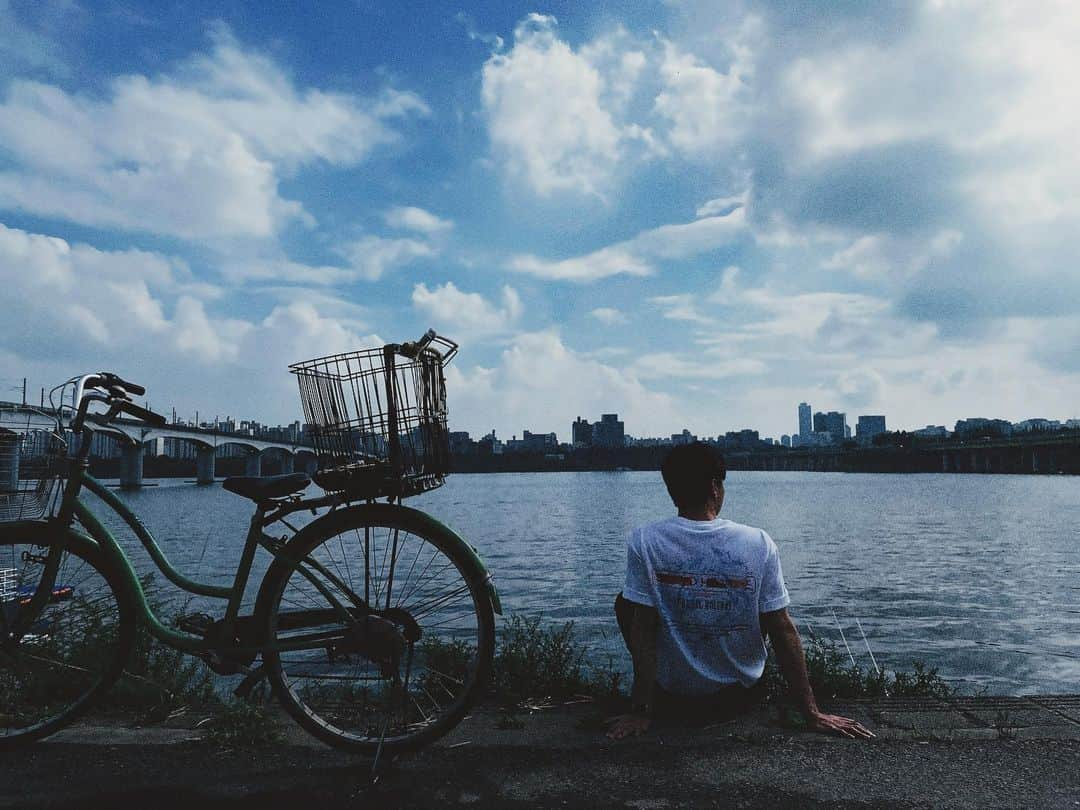 ソ・ジフンのインスタグラム：「🚲☁️」