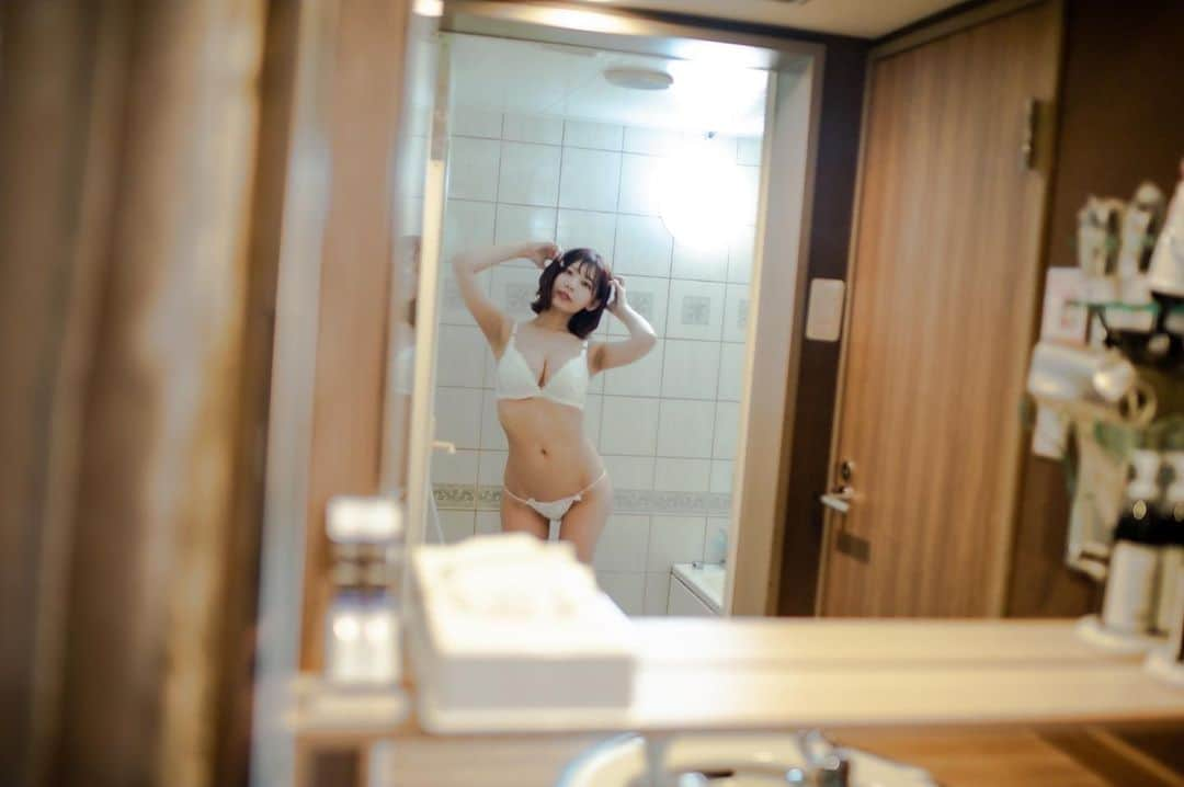 小日向結衣のインスタグラム：「🚿 . . . . . . . . . . . . . #グラビア#ポートレート#portrait #japanesegirl#bathroom#natural #下着#lingerie#ランジェリー#🚿 #インスタグラビア#instagood」