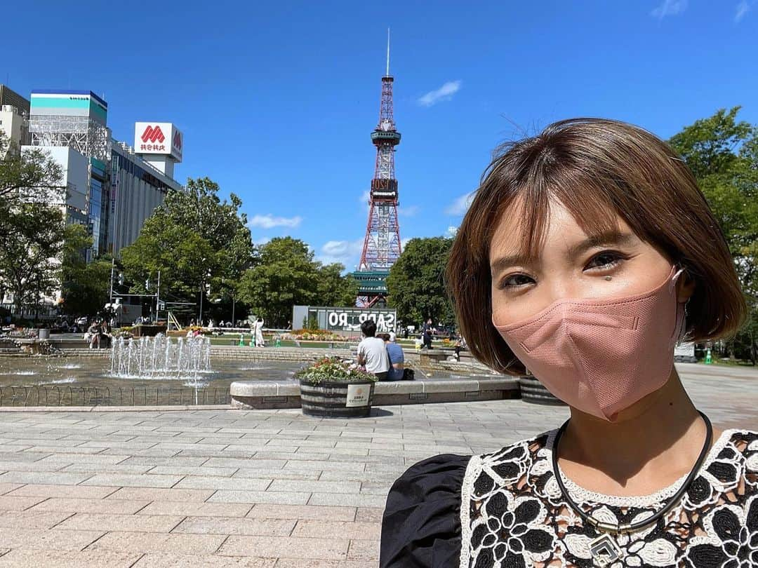 新田朝子さんのインスタグラム写真 - (新田朝子Instagram)「１年ぶりに日本に帰国し、 ２年ぶりに地元北海道に帰って来ました。  大好きなふるさとにようやく帰って来られ、幸せです🤍  やっと家族にも会える...  イスラエル出国前にPCR検査を受け、日本に入国してからの検査の義務はありませんでしたが、地方に移動するため自主的に抗原検査も受けました。  しばらくマスクをつける生活から離れていたので、多少の違和感はありますが、しっかり感染対策をしながら過ごします。  #日本 #北海道 #札幌 #一時帰国  #北海道大好き #道産子 #大通り公園  #フリーアナウンサー #新田朝子 #エルサレム在住 #海外在住  #sapporo #hokkaido #japan #lovehokkaido」8月24日 13時33分 - asako.nitta