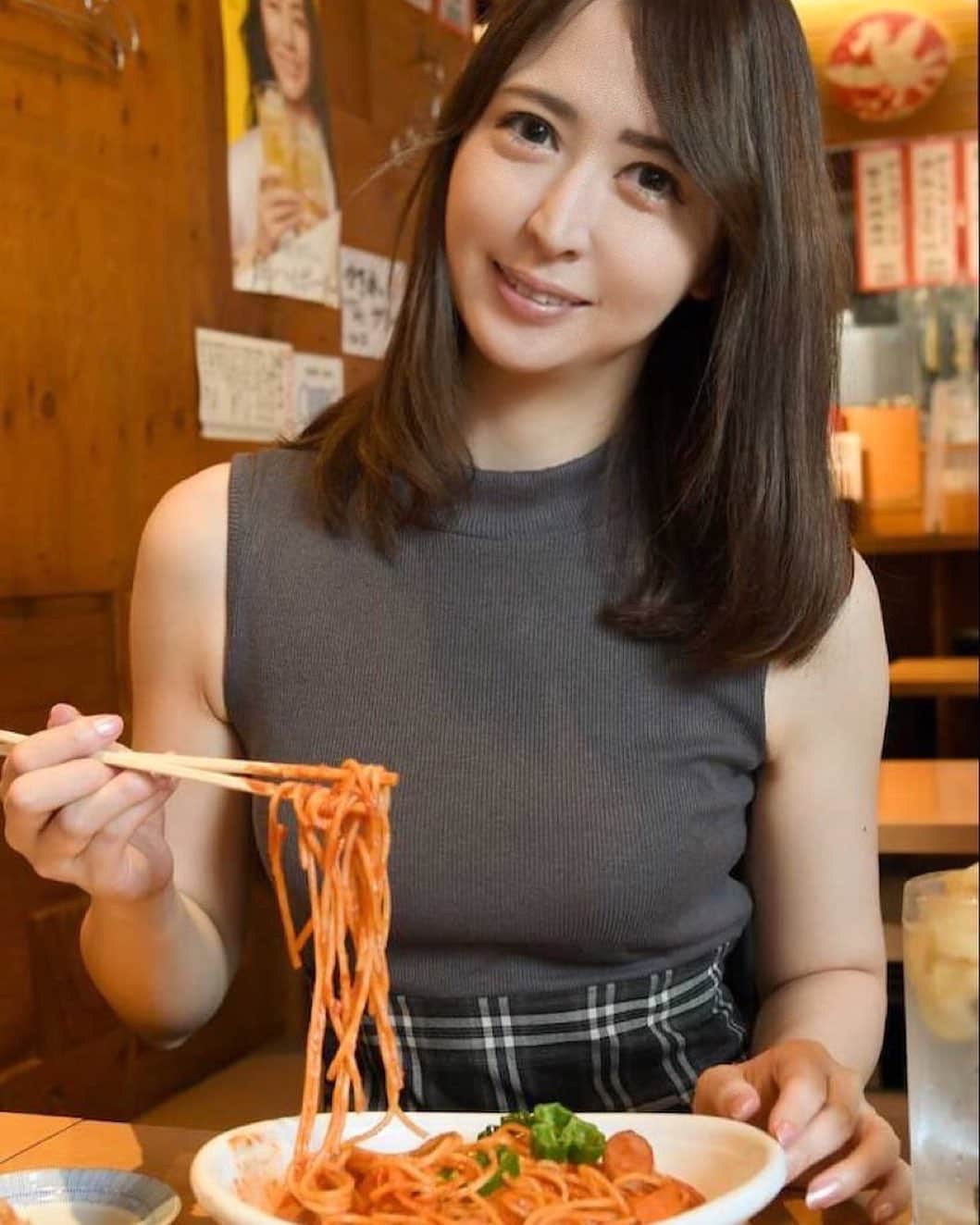 のインスタグラム：「新聞　夕刊フジ企画　『お酒を楽しむ』  新宿歌舞伎町「からげんき」編（下）　超巨大でジューシーな「鶏のから揚げ」　取材いってきたよ✨   zakzakで掲載されています🥹 ストーリーから飛べます😋  #夕刊フジ　＃企画　＃お酒　＃唐揚げ #歌舞伎町　#取材　#食レポ」