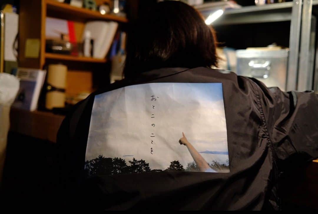 水川あさみのインスタグラム：「『おとこのことを』撮影時🎬 合間に勉強中のわたしの背中を隠し撮りする窪田氏。 ジャンパーはスタッフ全員オソロイでした🫰🏻」