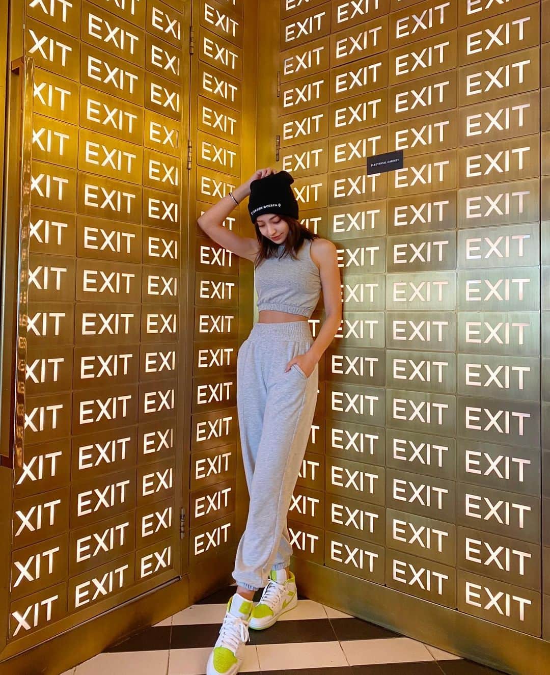 CARINA（日向カリーナ）のインスタグラム：「EXIT💨」