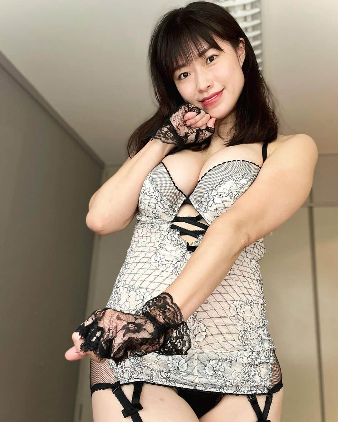 小田飛鳥のインスタグラム：「YouTube収録でした♪ 久々に踊ってみた動画も💃🏻 疲れた心が少しでもフワッと癒えたり、笑顔になって貰いたい…その気持ちだけでYouTube更新してます☺︎ そしたら私も元気になれるんだ🎶🎶 毎週月曜日、21:00にアップされますので宜しくお願いしますね🖤 #youtube #youtuber #sexy #ユーチューバー #セクシー番長 #小田飛鳥」