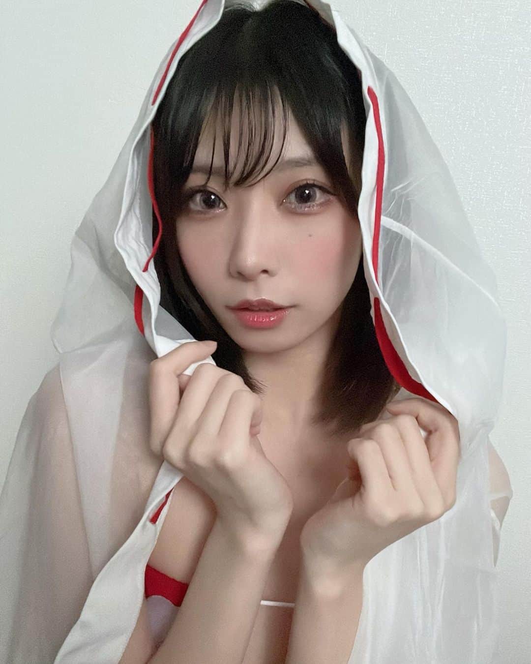 のインスタグラム：「すっごい巫女 この日の顔お気に入り🥸  #cosplay #コスプレ #コスプレイヤー #cosplaygirls #selfie #gravure #巫女 #黒髪 #ブルベ冬」